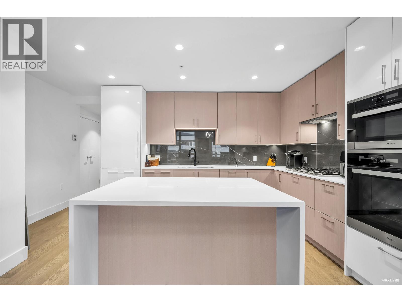 203 1632 Lions Gate Lane, North Vancouver, British Columbia V7P 0E2 - Photo 3 - R3075777