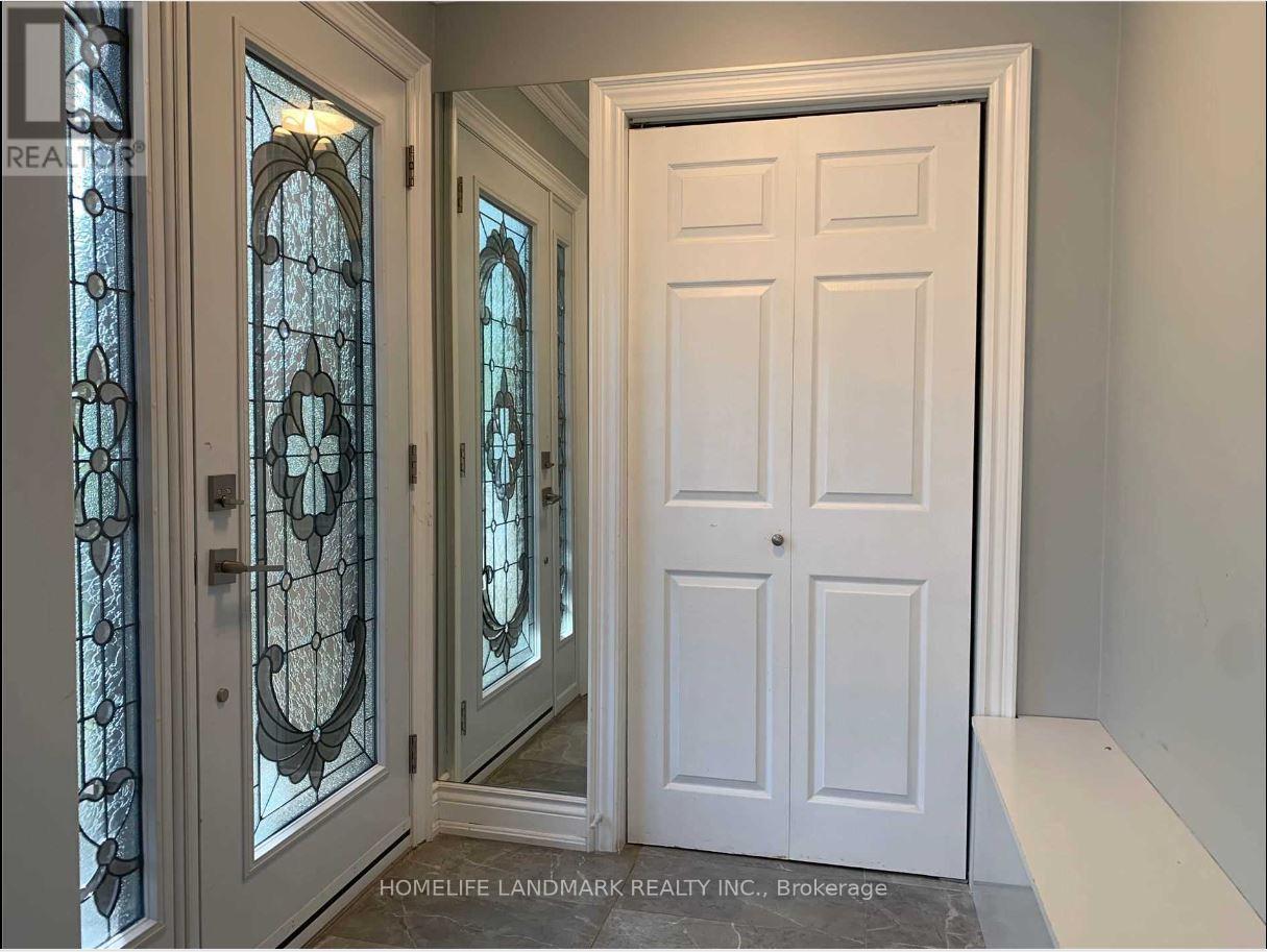 Upper - 3079 Lindenlea Drive, Mississauga, Ontario  L5C 2C3 - Photo 2 - W12684134