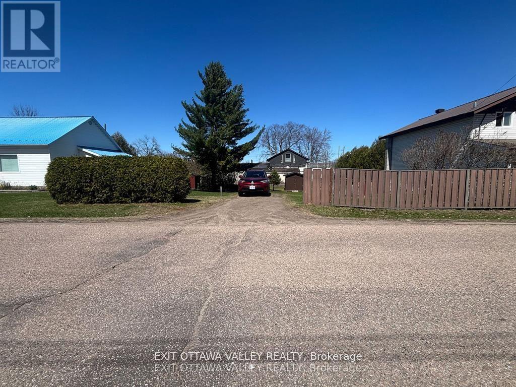 1105 Bronx Street, Pembroke, Ontario K8A 6G8 - Photo 3 - X12728130