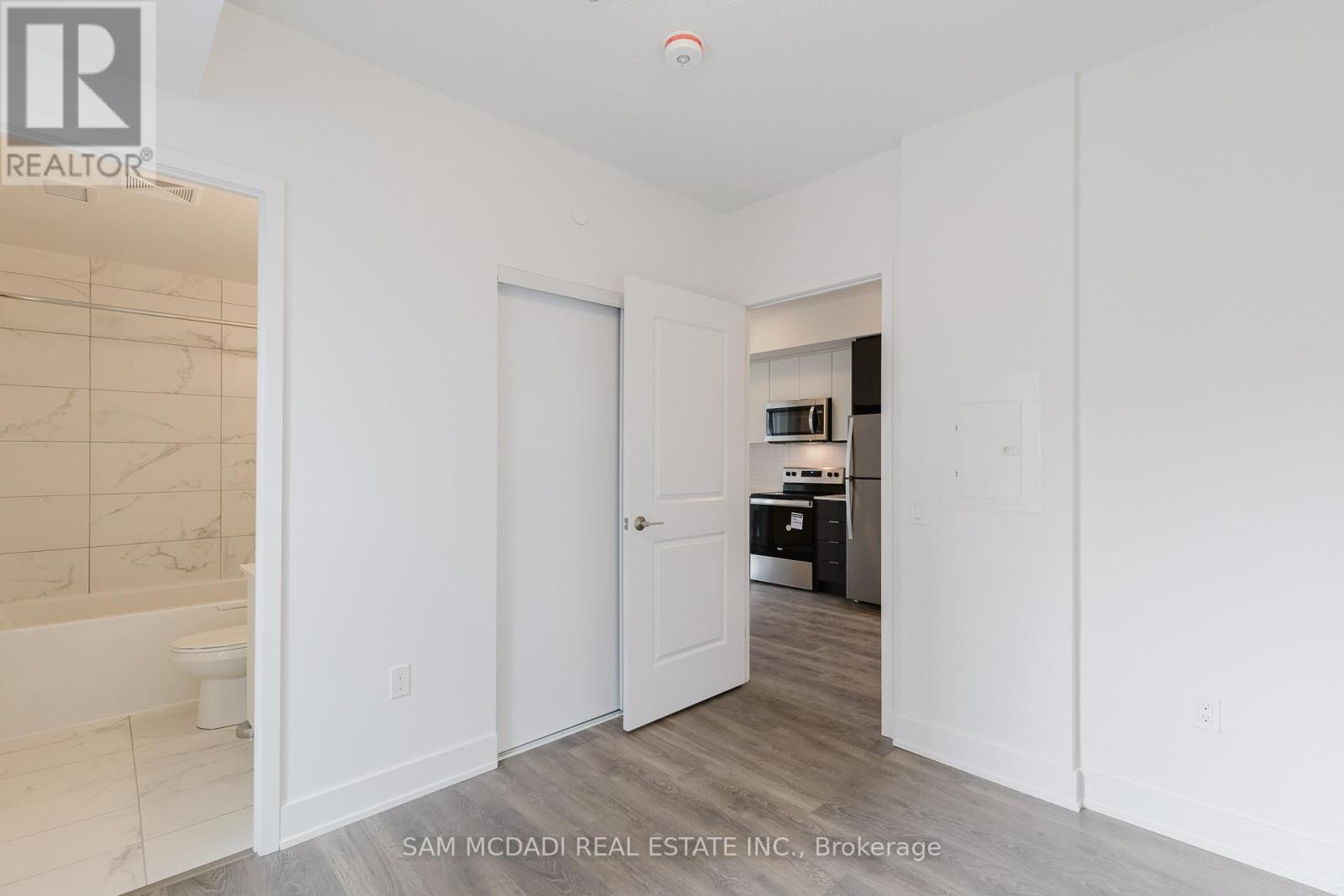 404 - 204 Burnhamthorpe Road, Mississauga, Ontario  L5A 4L4 - Photo 12 - W12728172