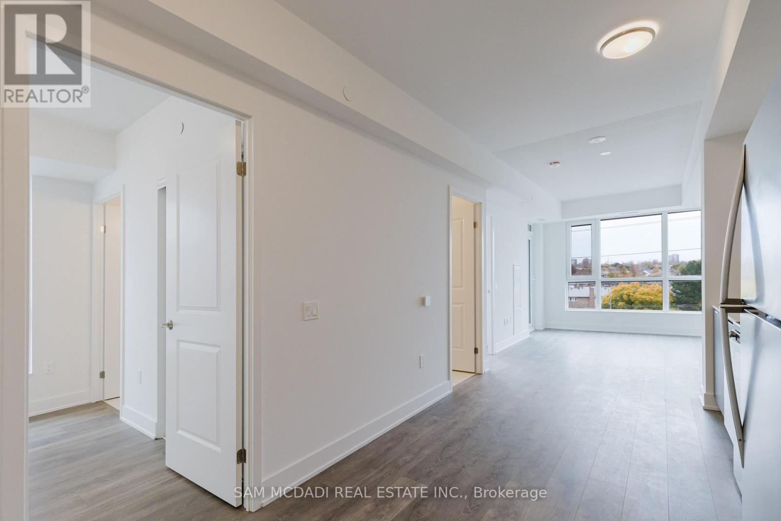 404 - 204 Burnhamthorpe Road, Mississauga, Ontario  L5A 4L4 - Photo 3 - W12728172