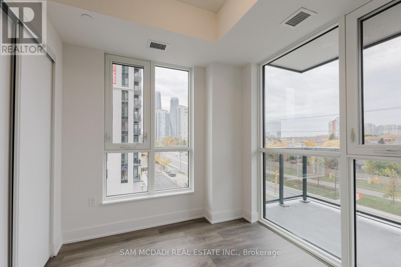 404 - 204 Burnhamthorpe Road, Mississauga, Ontario  L5A 4L4 - Photo 9 - W12728172