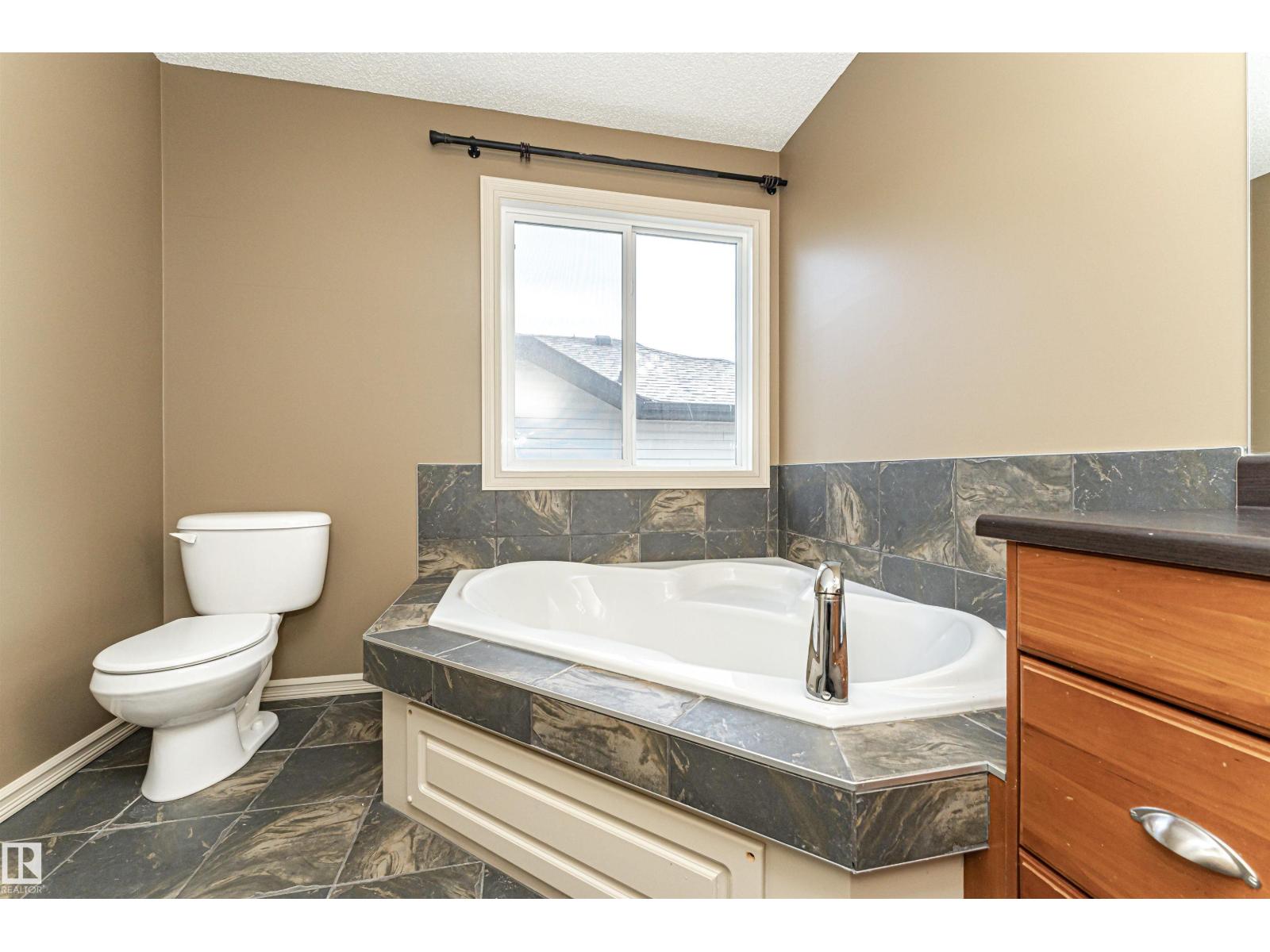 1612 Lacombe Ct Nw, Edmonton, Alberta  T6R 3T4 - Photo 39 - E4471054