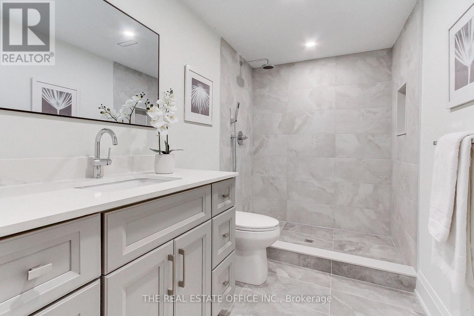 18 Beaverbrook Avenue, Toronto, Ontario  M9B 2M9 - Photo 36 - W12669678