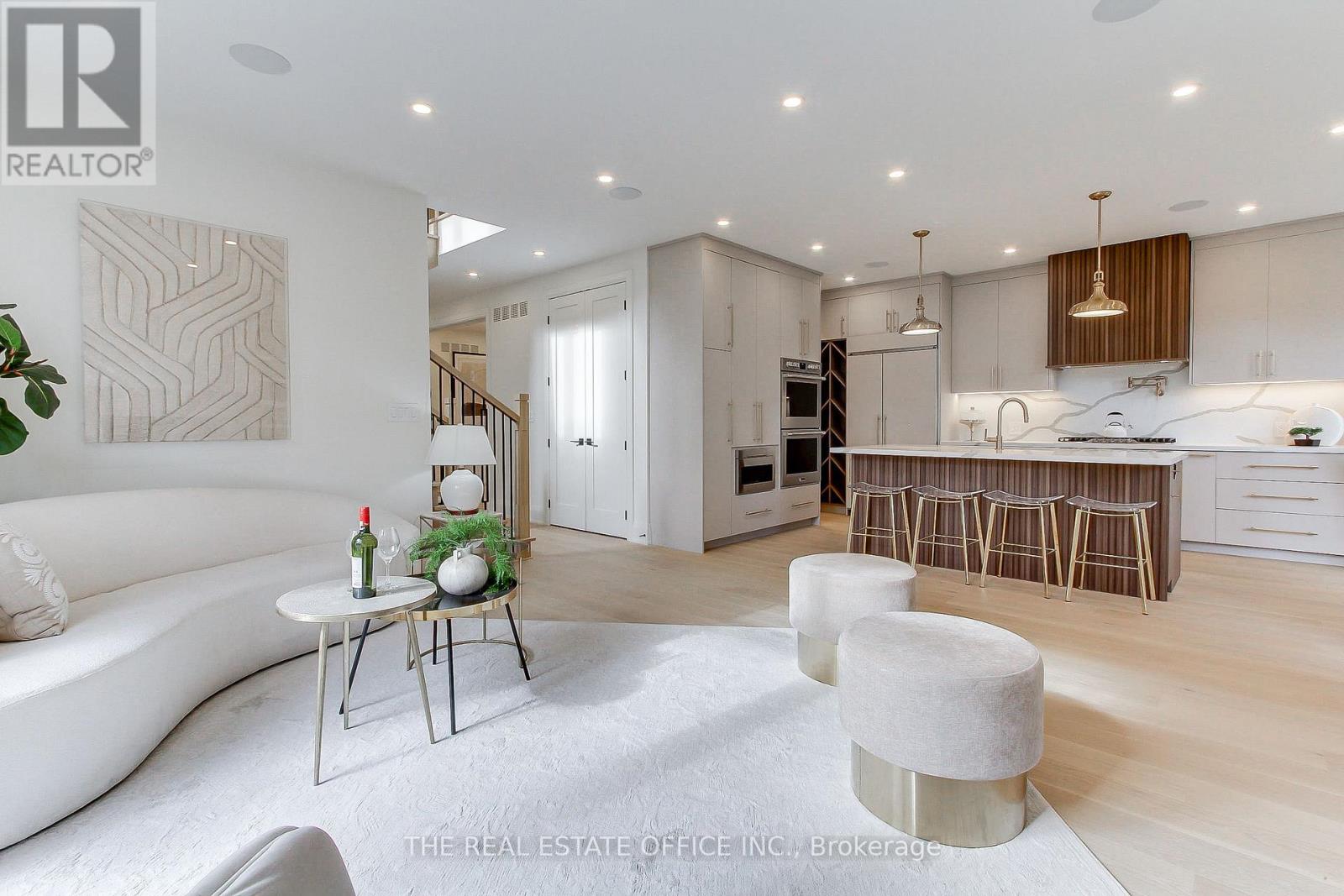 18 Beaverbrook Avenue, Toronto, Ontario  M9B 2M9 - Photo 6 - W12669678