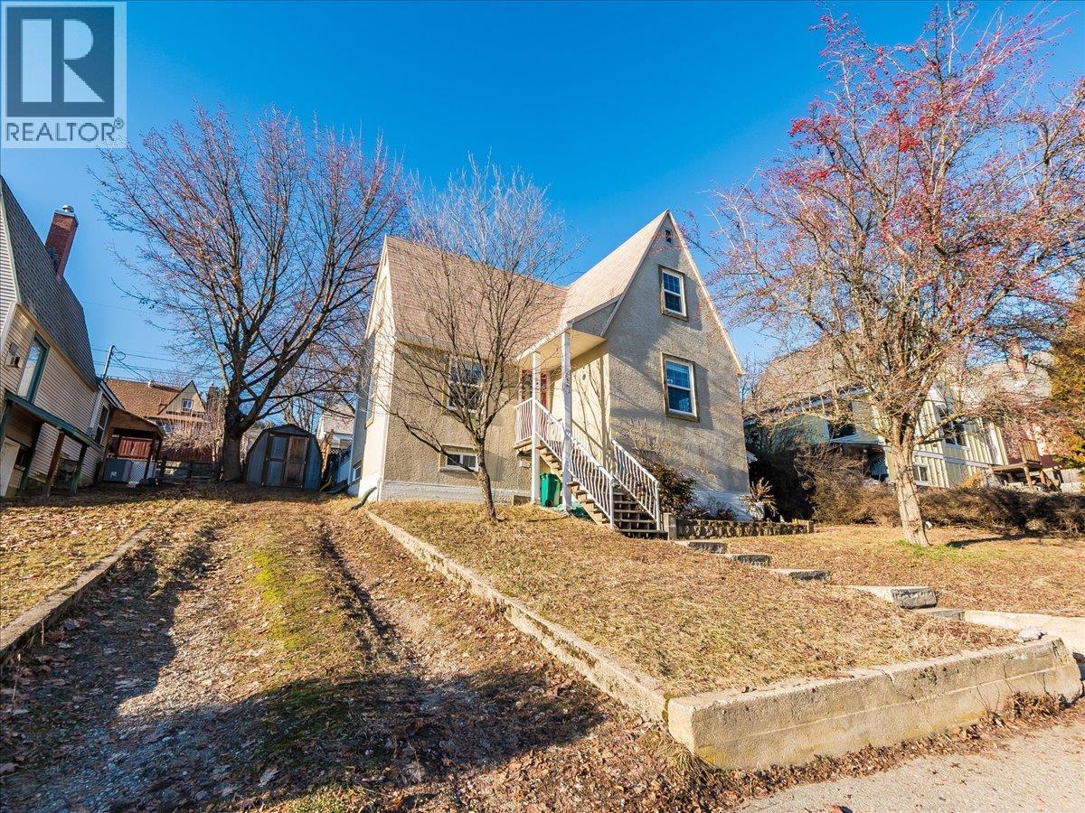 657 Shakespere Street, Warfield, British Columbia  V1R 2B1 - Photo 2 - 10373807