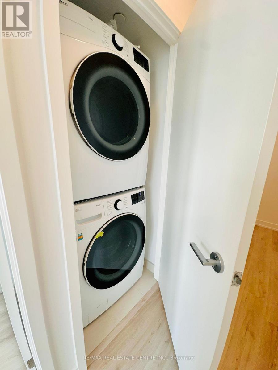 2710 - 395 Square One Drive, Mississauga, Ontario  L5B 0P6 - Photo 11 - W12651286