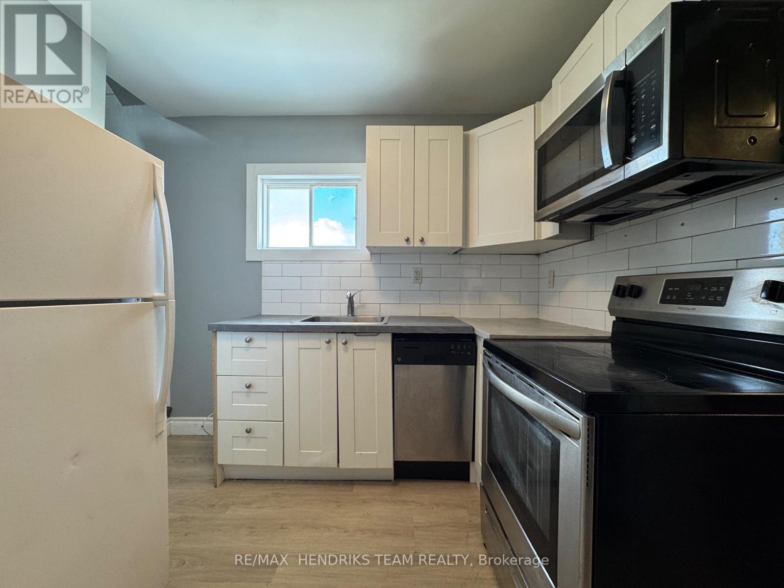 2 (Upper) - 130 York Street, St. Catharines, Ontario  L2R 6E4 - Photo 2 - X12728260