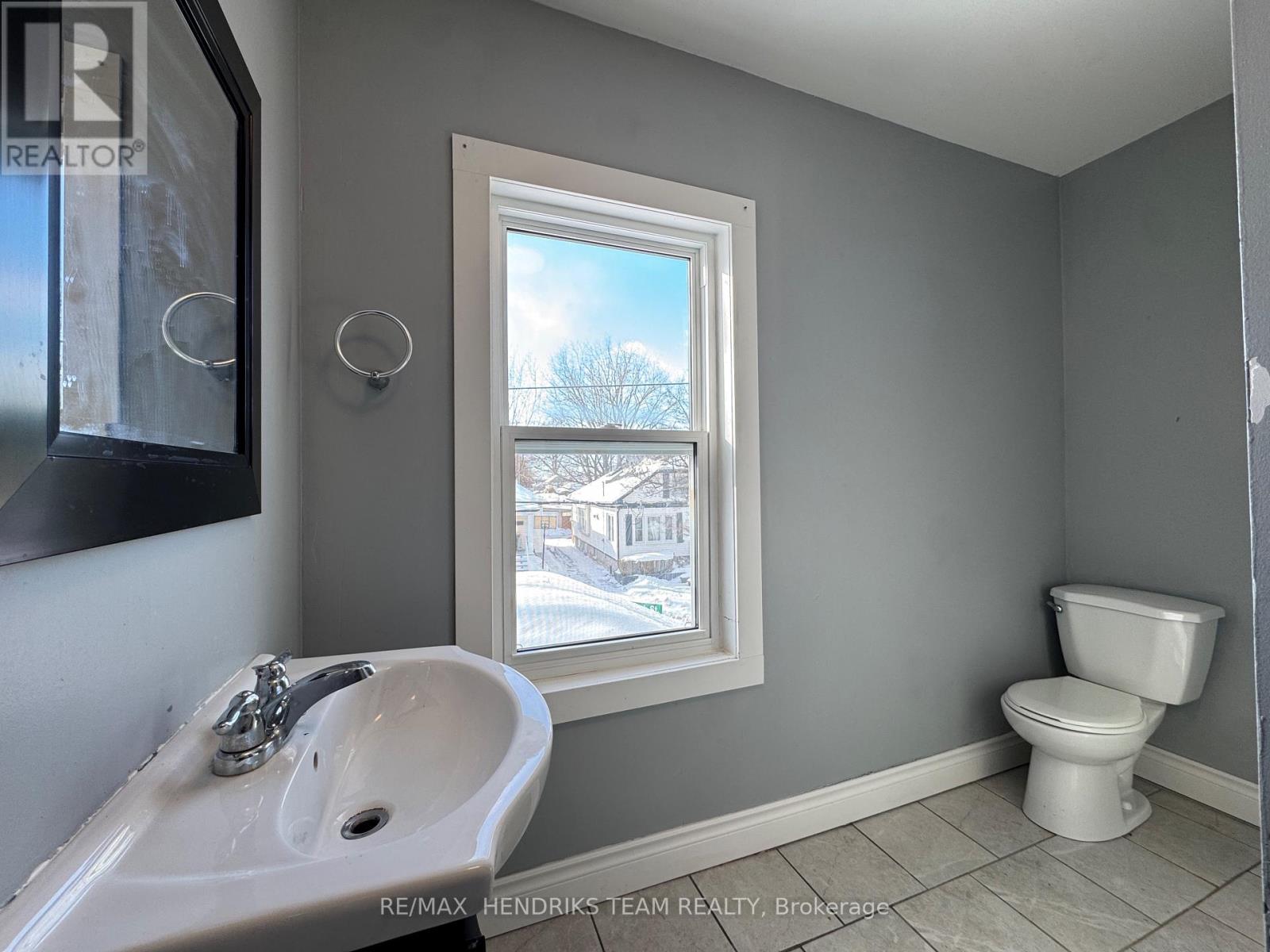 2 (Upper) - 130 York Street, St. Catharines, Ontario  L2R 6E4 - Photo 8 - X12728260