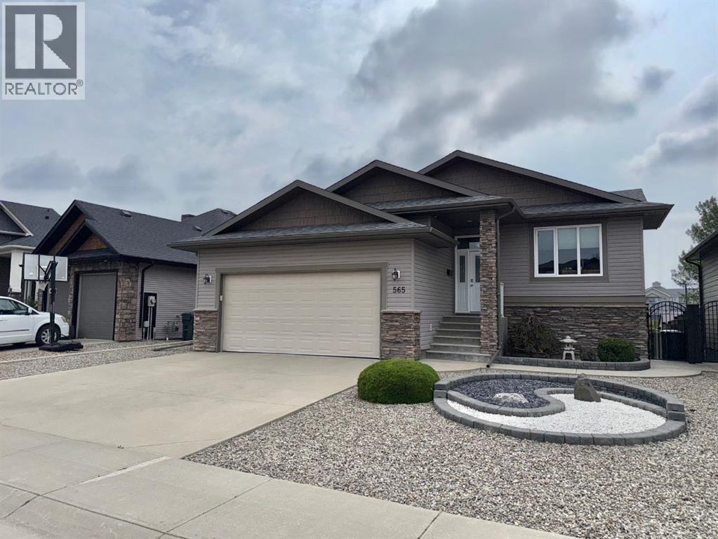 565 Edinburgh Road W, Lethbridge, Alberta T1J 4E2 - Photo 1 - A2279704
