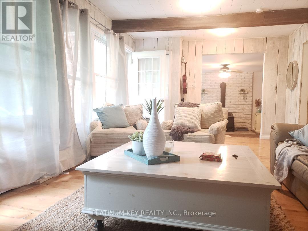 5409 Oak Avenue, Lambton Shores, Ontario  N0N 1J0 - Photo 3 - X12728266