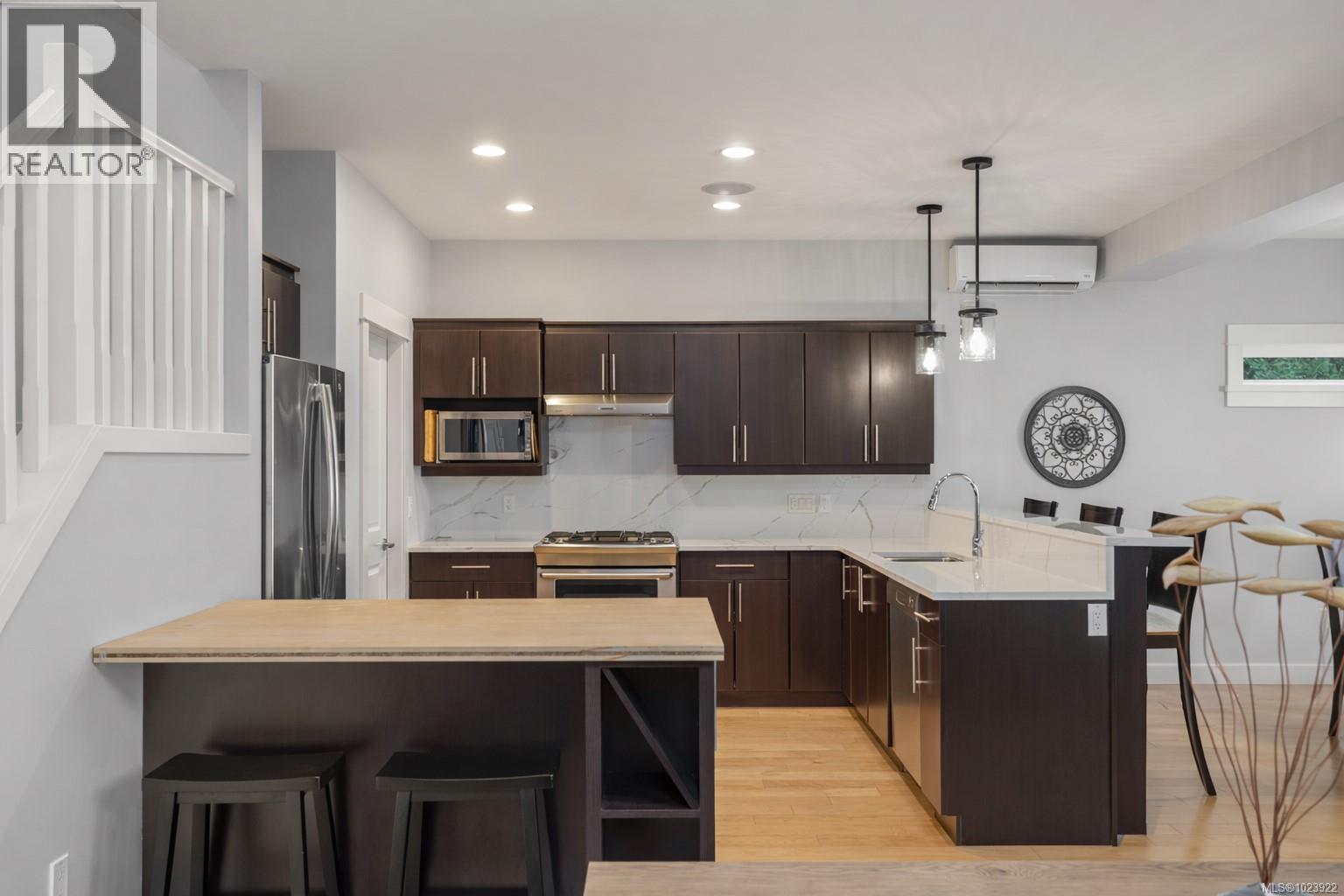 38 Degoutiere Pl, View Royal, British Columbia  V9B 0H3 - Photo 3 - 1023922