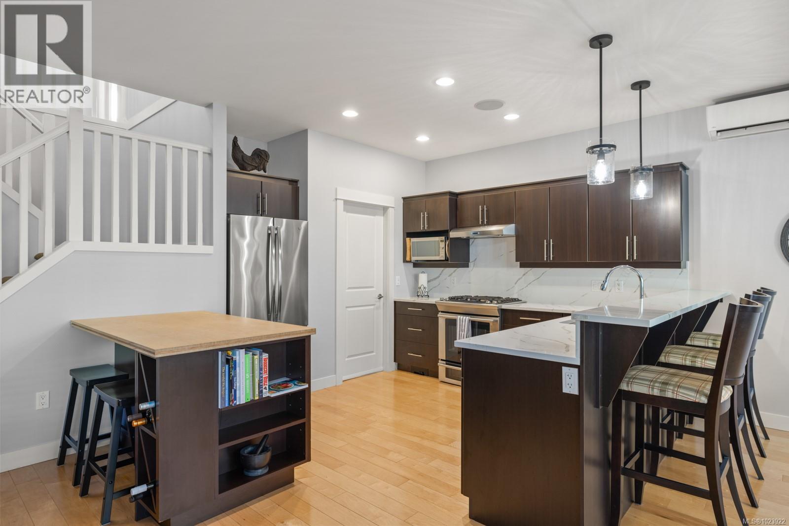 38 Degoutiere Pl, View Royal, British Columbia  V9B 0H3 - Photo 4 - 1023922