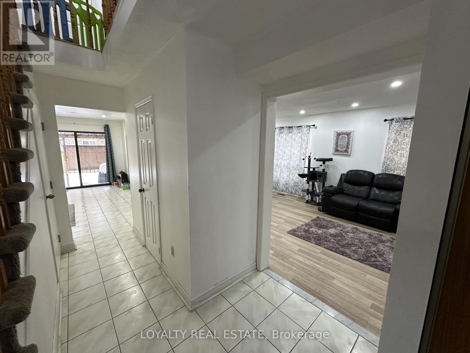 1540 Marshcourt Drive, Pickering, Ontario  L1V 6C6 - Photo 3 - E12728294