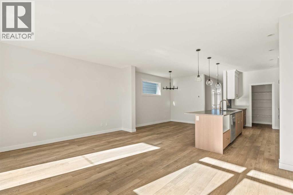 82 Royston Park Nw, Calgary, Alberta  T3L 0M5 - Photo 12 - A2274872