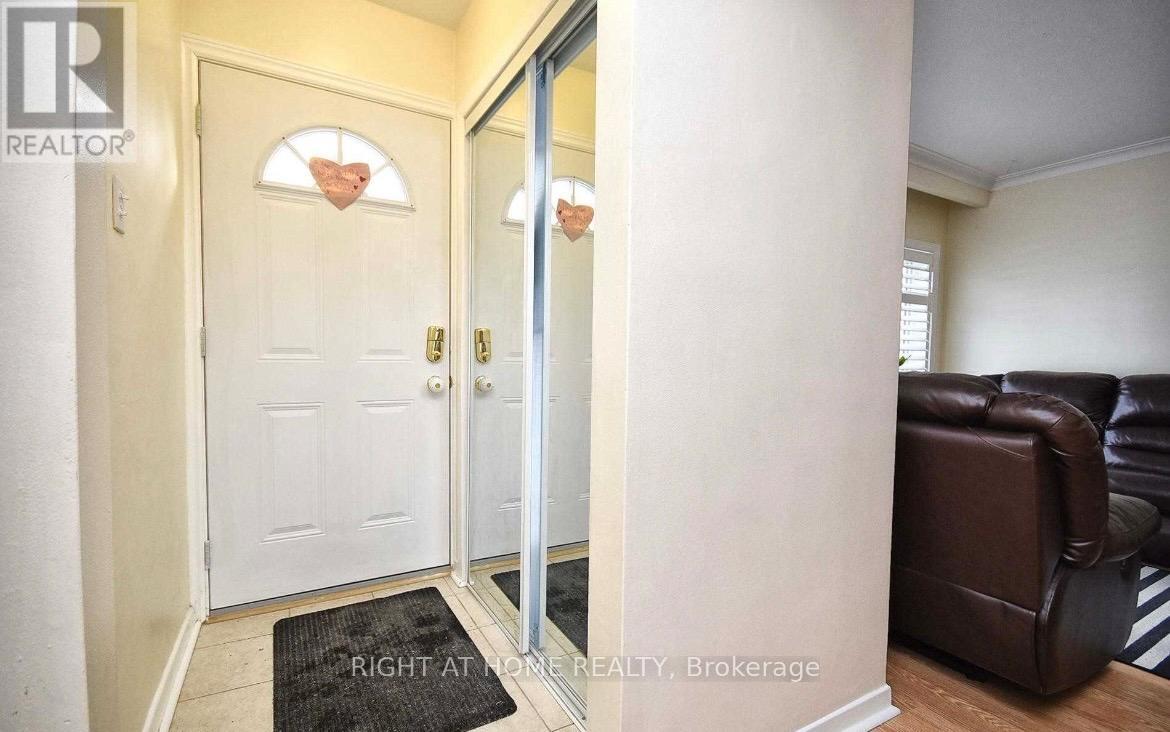 513 Lynett Crescent, Richmond Hill, Ontario  L4C 2V8 - Photo 5 - N12728330