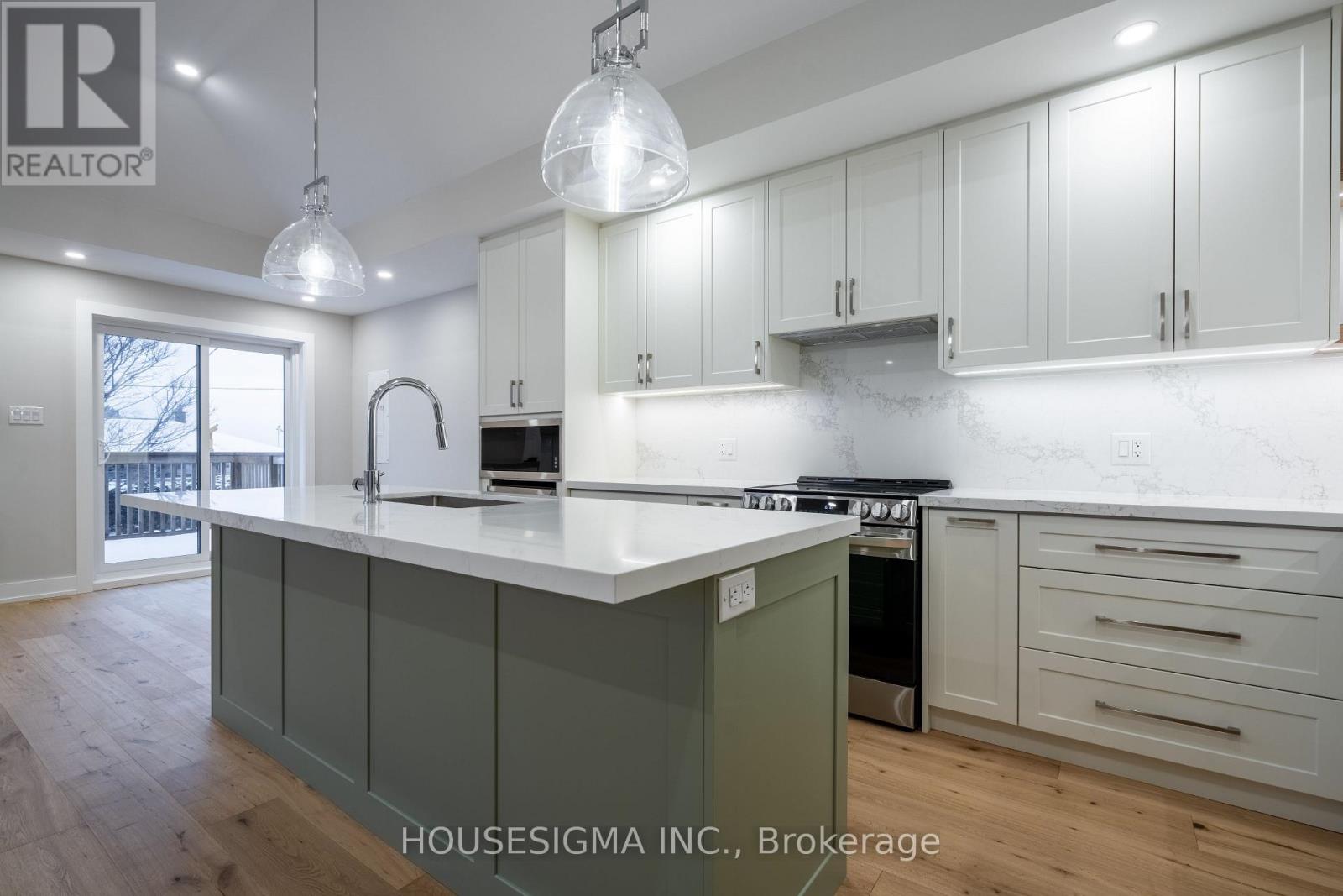 UPPER - 15 MISSION DRIVE, Toronto, Ontario