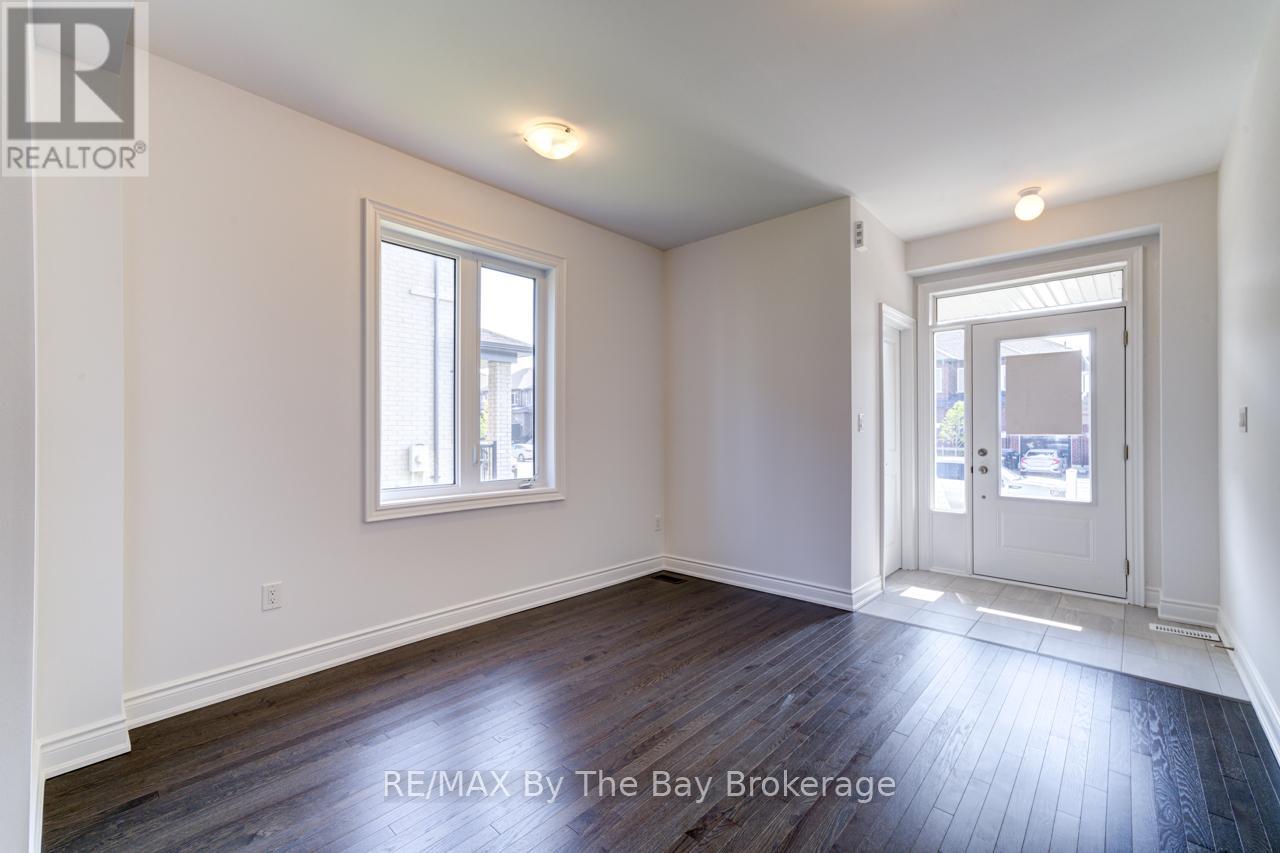 21 Lisa Street, Wasaga Beach, Ontario  L9Z 1J9 - Photo 4 - S12728424