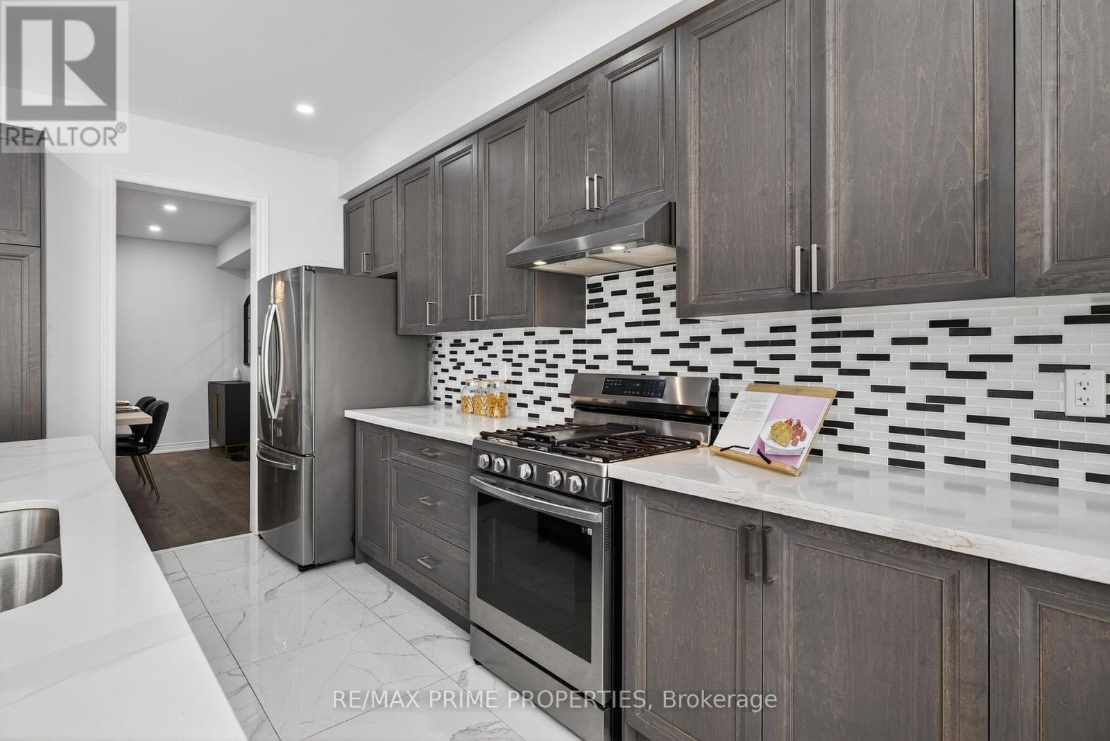 32 Frederick Taylor Way, East Gwillimbury, Ontario  L0G 1M0 - Photo 11 - N12728414