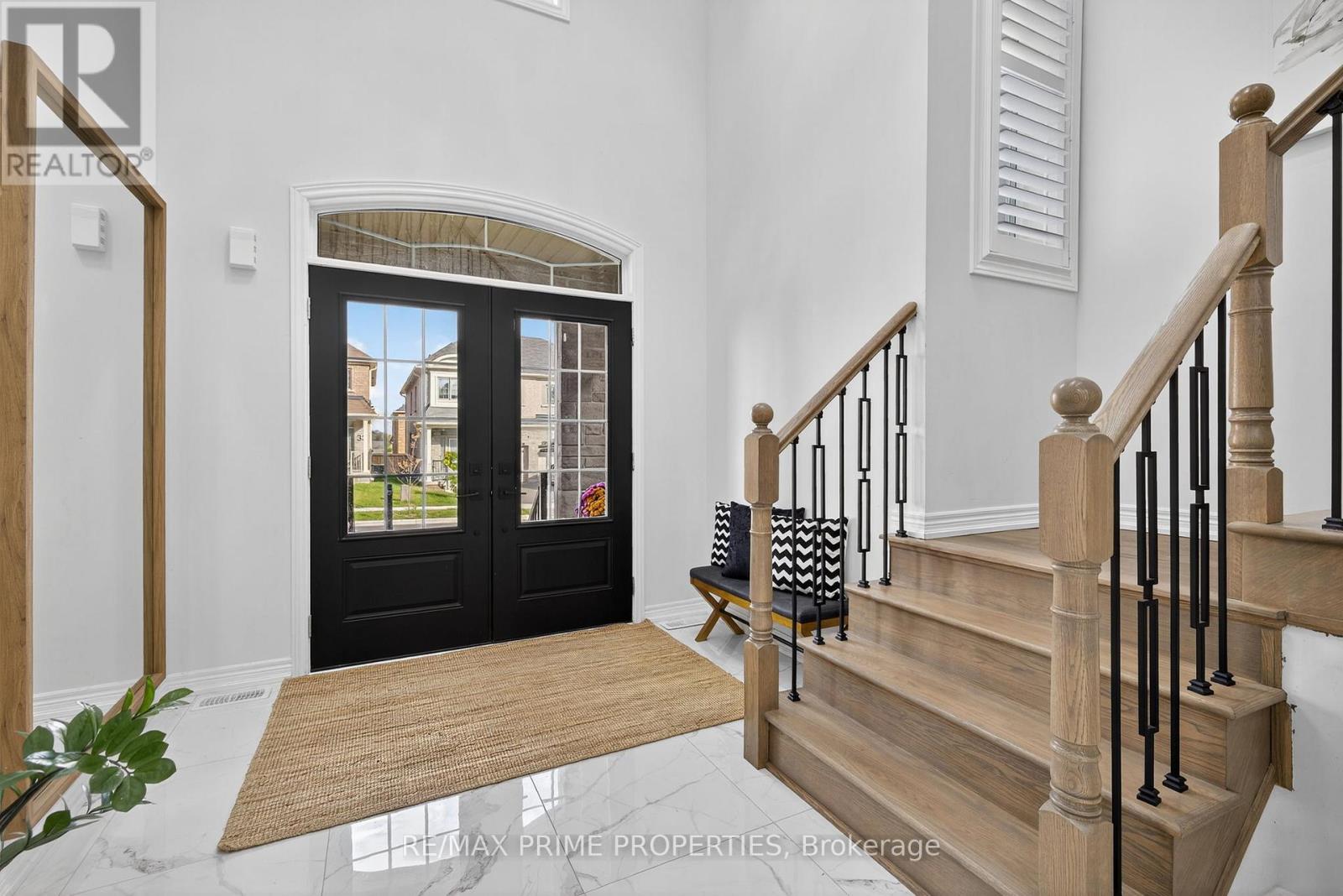 32 Frederick Taylor Way, East Gwillimbury, Ontario  L0G 1M0 - Photo 2 - N12728414