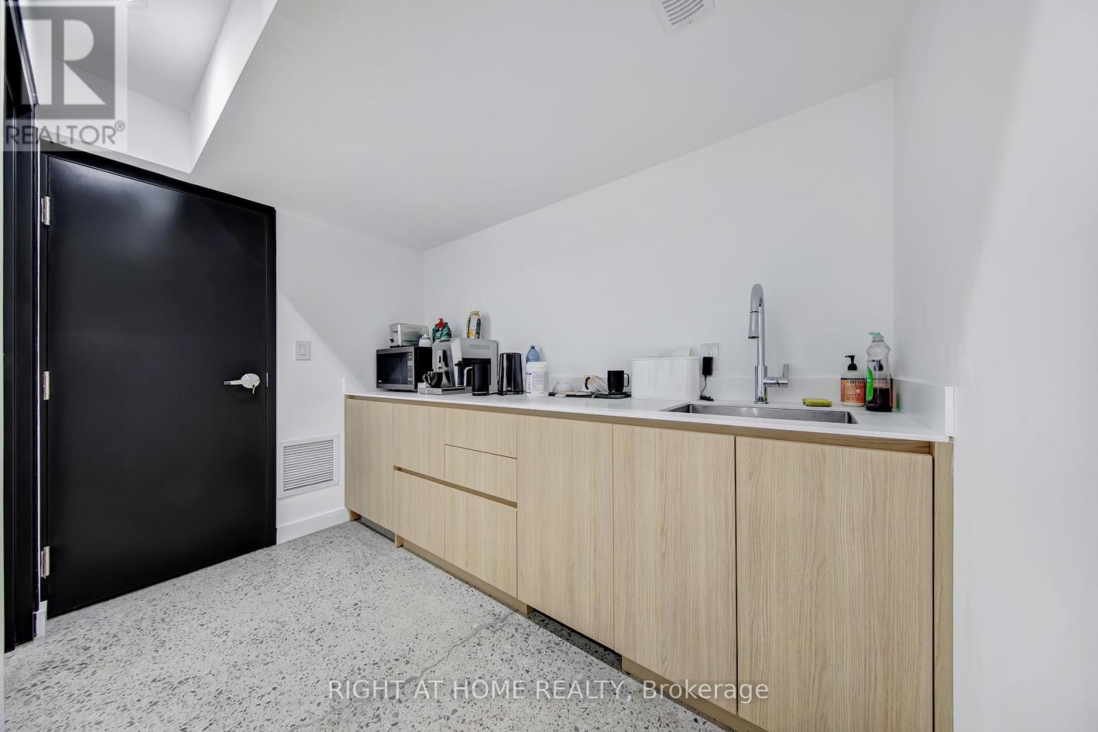 1086 St Clair Avenue W, Toronto, Ontario  M6E 1A7 - Photo 17 - C12728436