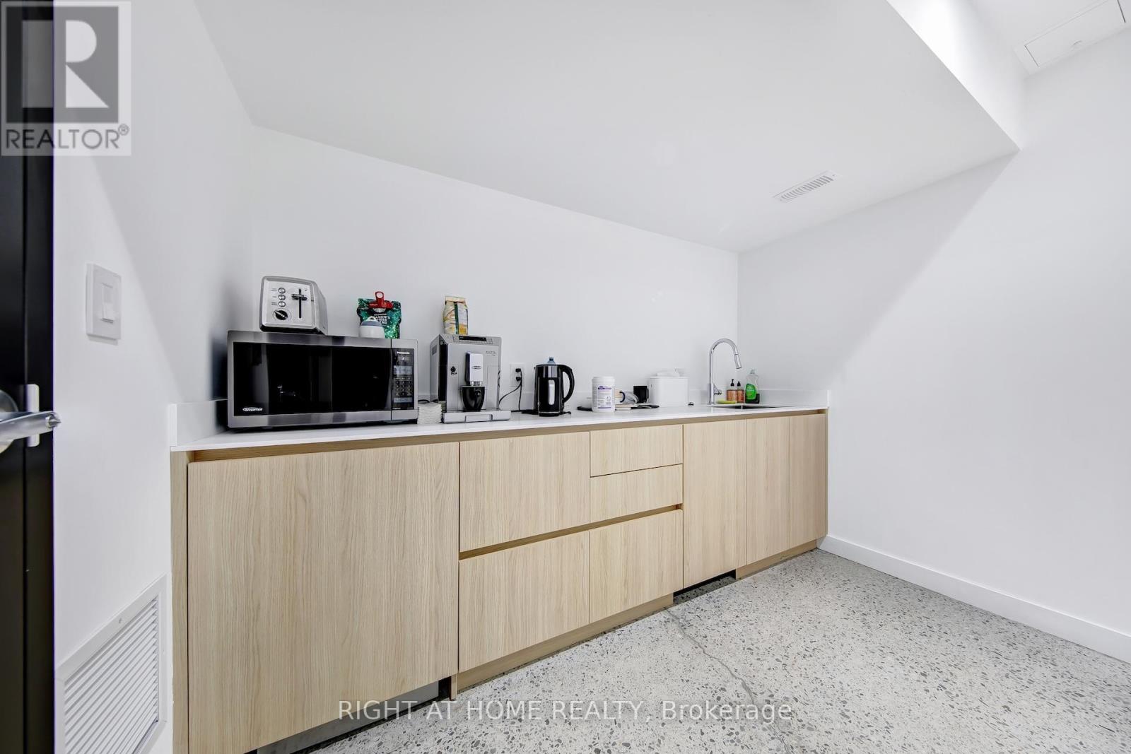 1086 St Clair Avenue W, Toronto, Ontario  M6E 1A7 - Photo 18 - C12728436