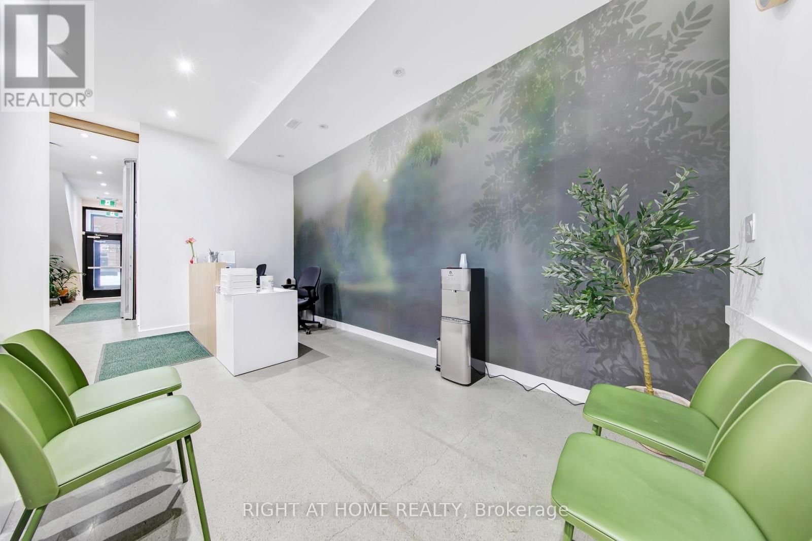 1086 St Clair Avenue W, Toronto, Ontario  M6E 1A7 - Photo 23 - C12728436