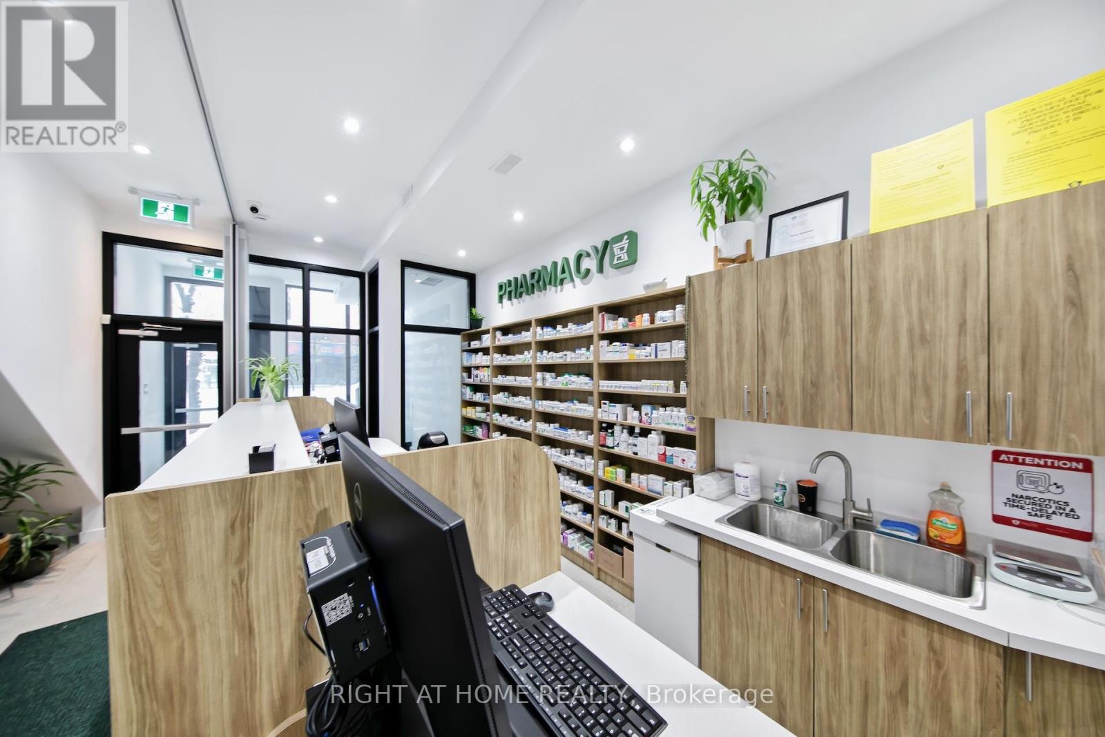 1086 St Clair Avenue W, Toronto, Ontario  M6E 1A7 - Photo 4 - C12728436