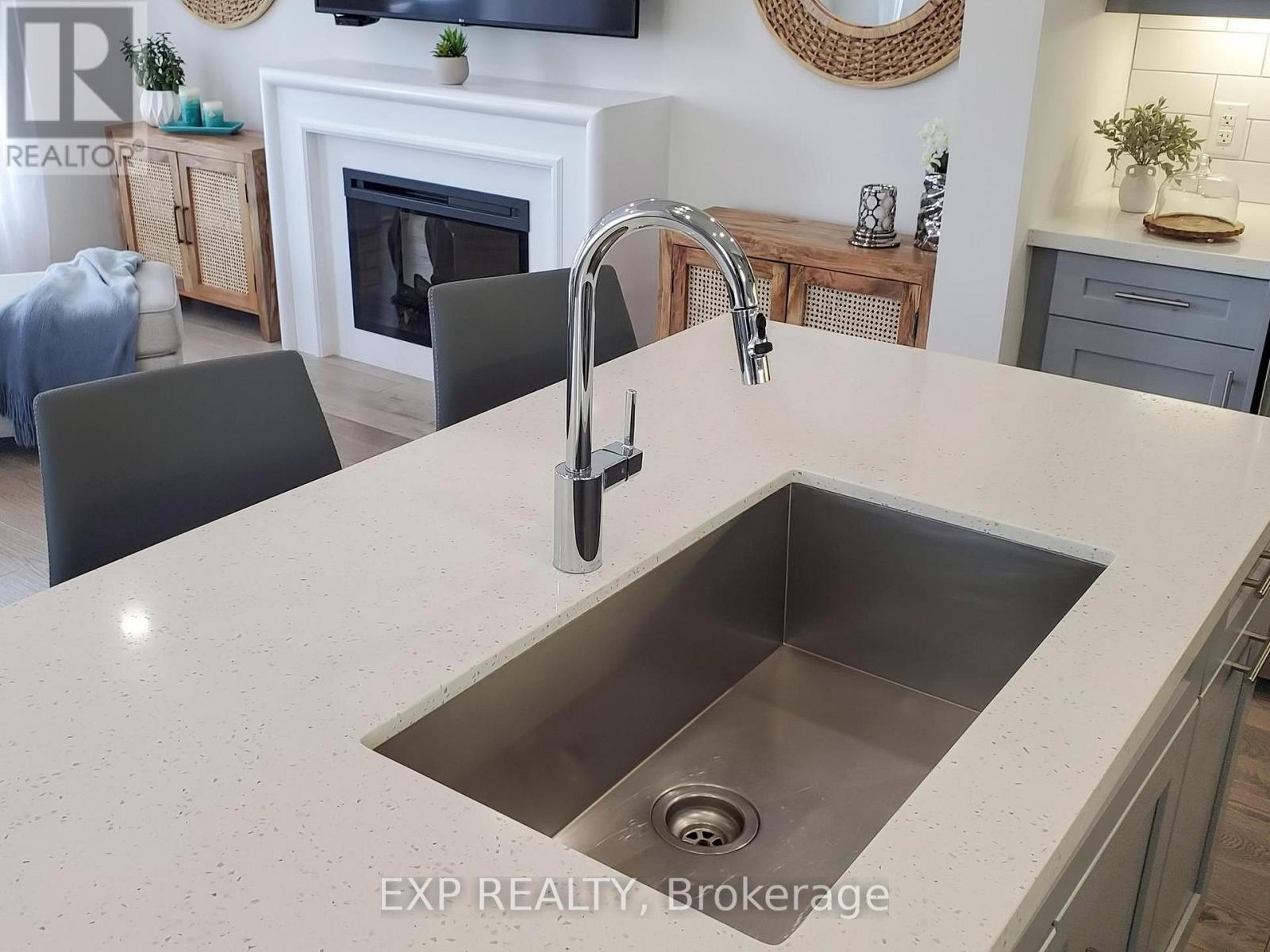 58 Elkington Crescent, Whitby, Ontario  L1P 0L7 - Photo 12 - E12728454