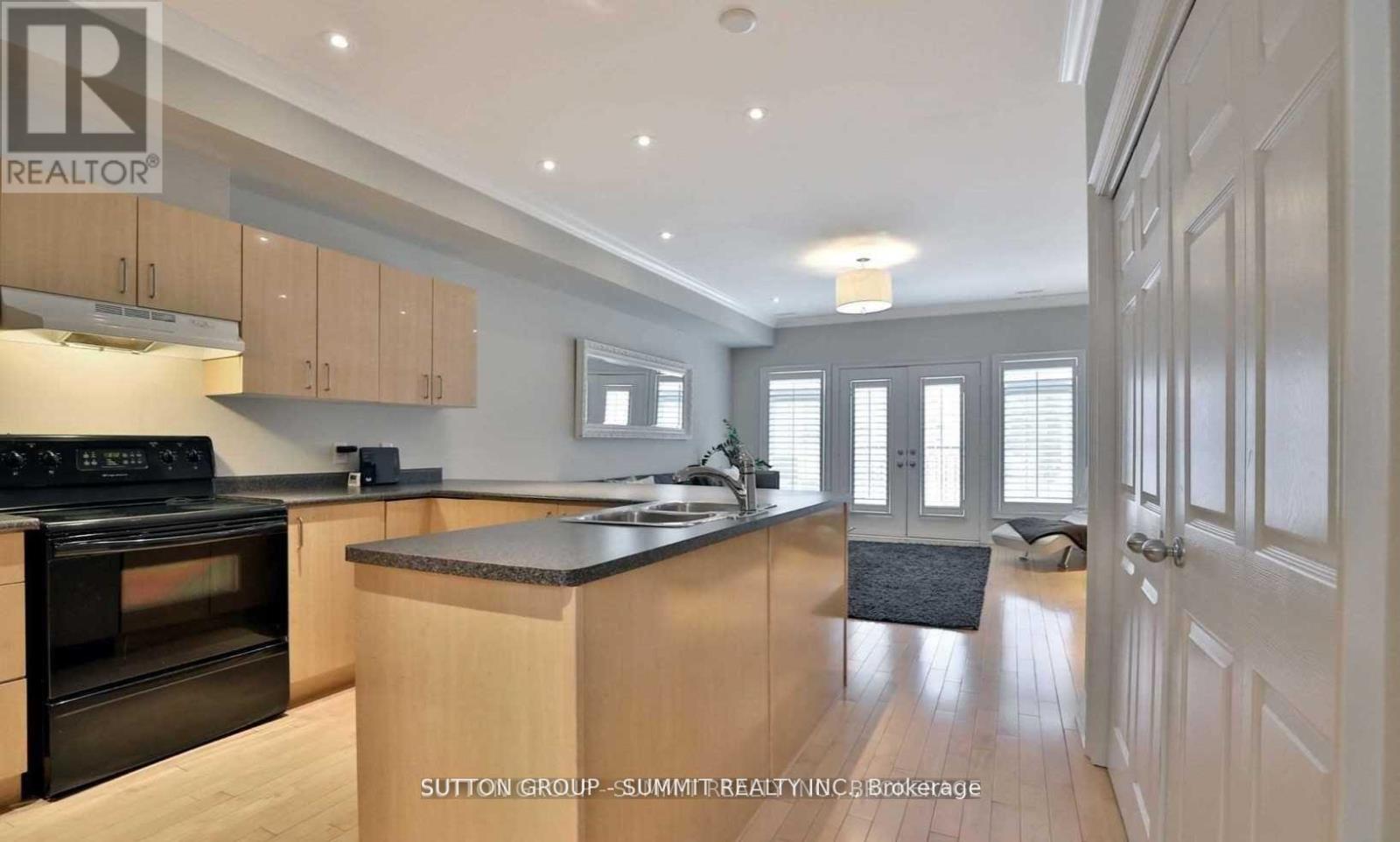 95 Kerr Street, Oakville, Ontario L6K 3A2 - Photo 5 - W12728456