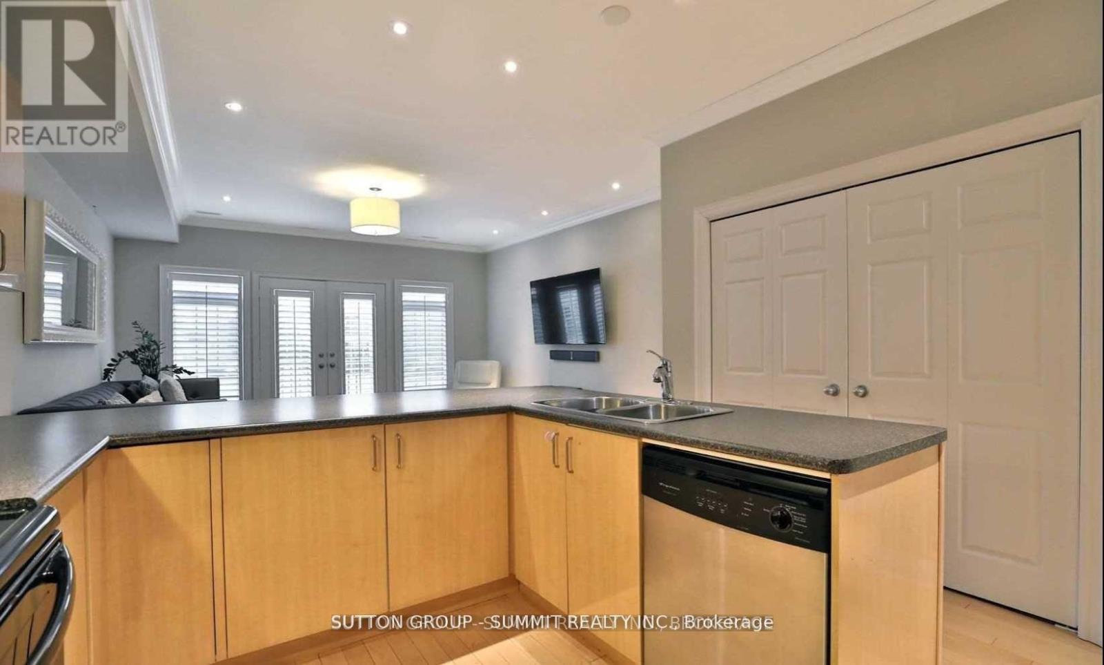 95 Kerr Street, Oakville, Ontario L6K 3A2 - Photo 7 - W12728456