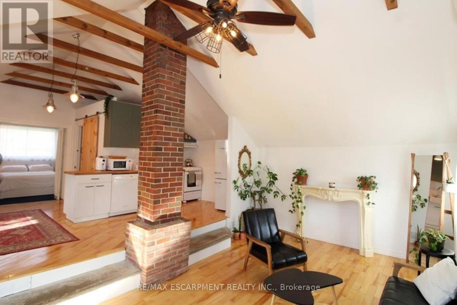 UPPER UNIT - 32 RODMAN STREET, St. Catharines, Ontario