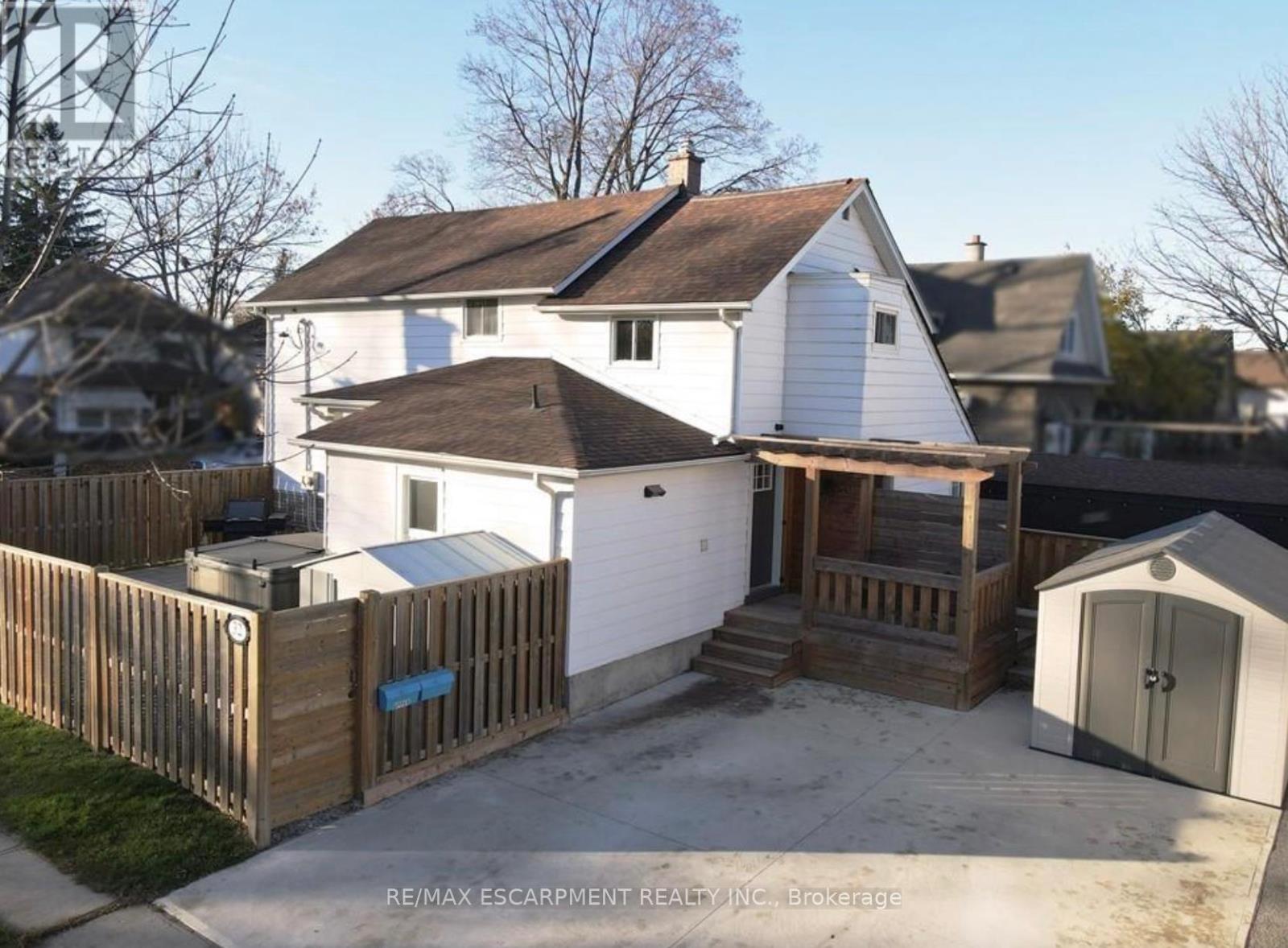 Upper Unit - 32 Rodman Street, St. Catharines, Ontario  L2R 5E1 - Photo 3 - X12728522