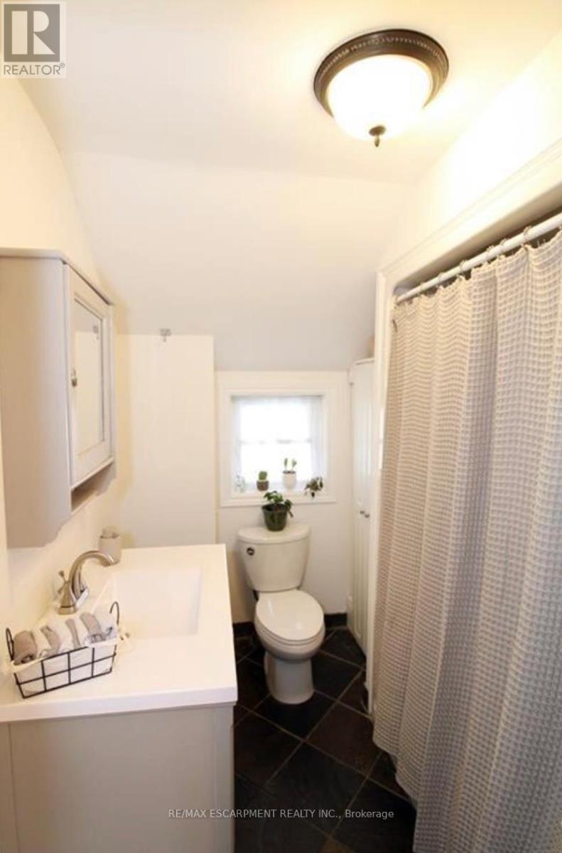 Upper Unit - 32 Rodman Street, St. Catharines, Ontario  L2R 5E1 - Photo 4 - X12728522