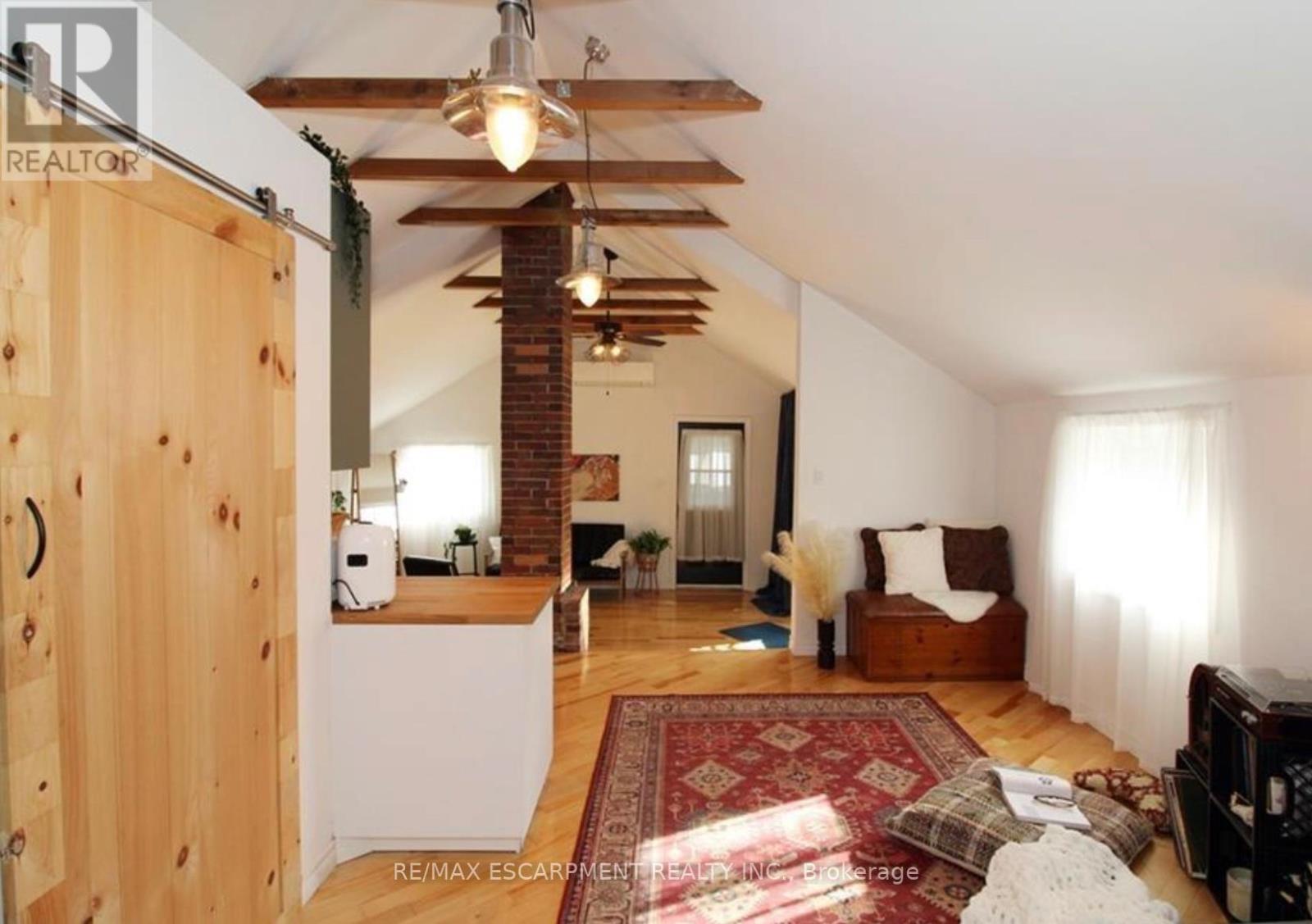 Upper Unit - 32 Rodman Street, St. Catharines, Ontario  L2R 5E1 - Photo 7 - X12728522