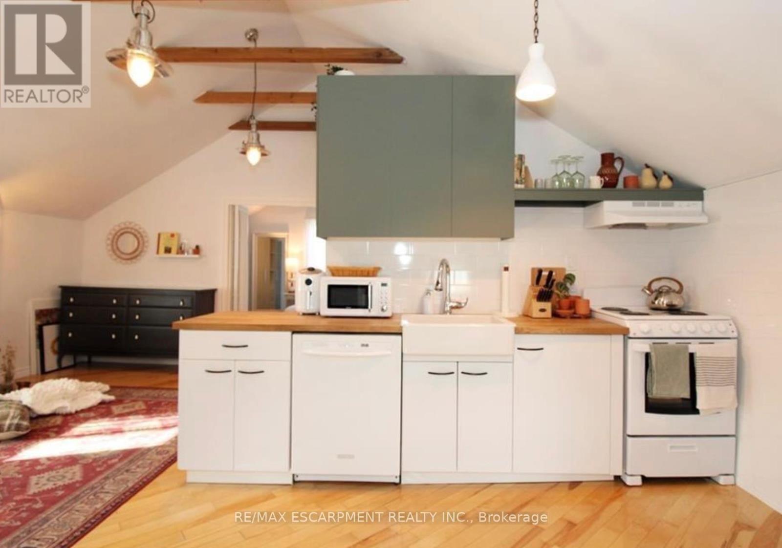 Upper Unit - 32 Rodman Street, St. Catharines, Ontario  L2R 5E1 - Photo 8 - X12728522