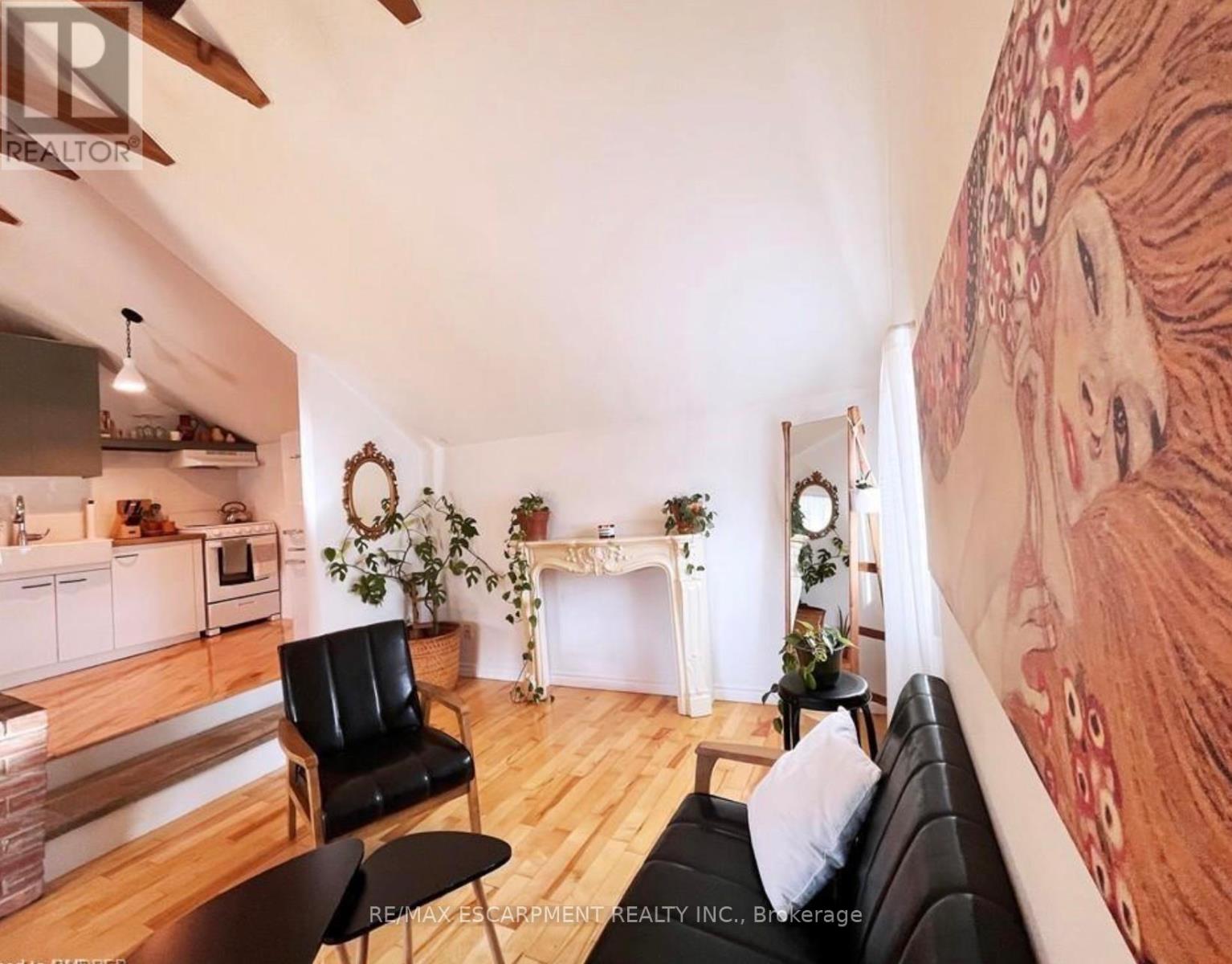 Upper Unit - 32 Rodman Street, St. Catharines, Ontario  L2R 5E1 - Photo 9 - X12728522