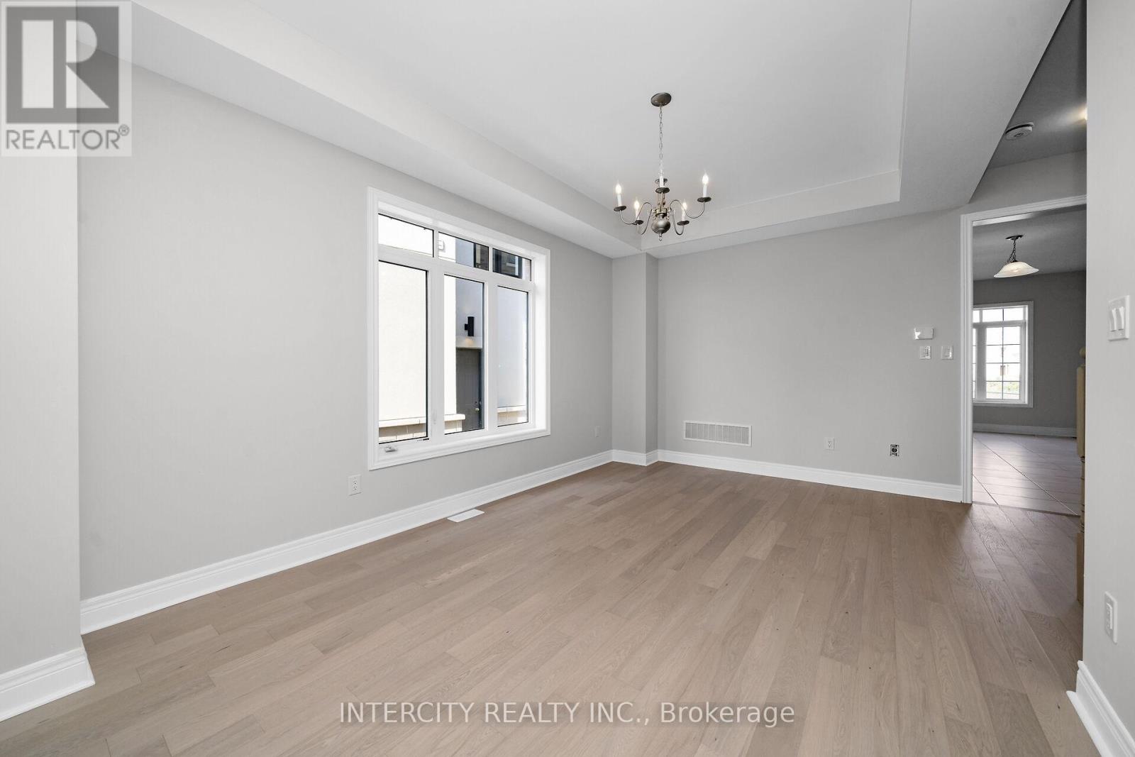 63 Goodview Drive, Brampton, Ontario  L6R 4C3 - Photo 4 - W12641550