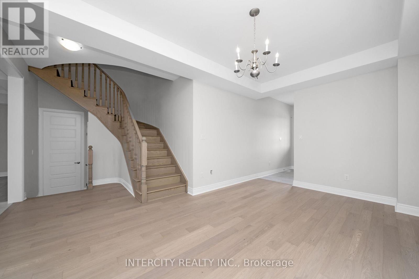 63 Goodview Drive, Brampton, Ontario  L6R 4C3 - Photo 5 - W12641550