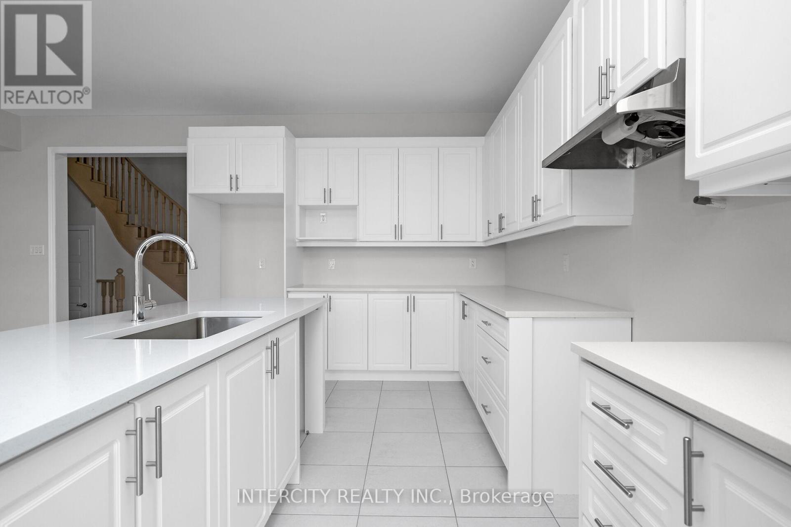 63 Goodview Drive, Brampton, Ontario  L6R 4C3 - Photo 9 - W12641550