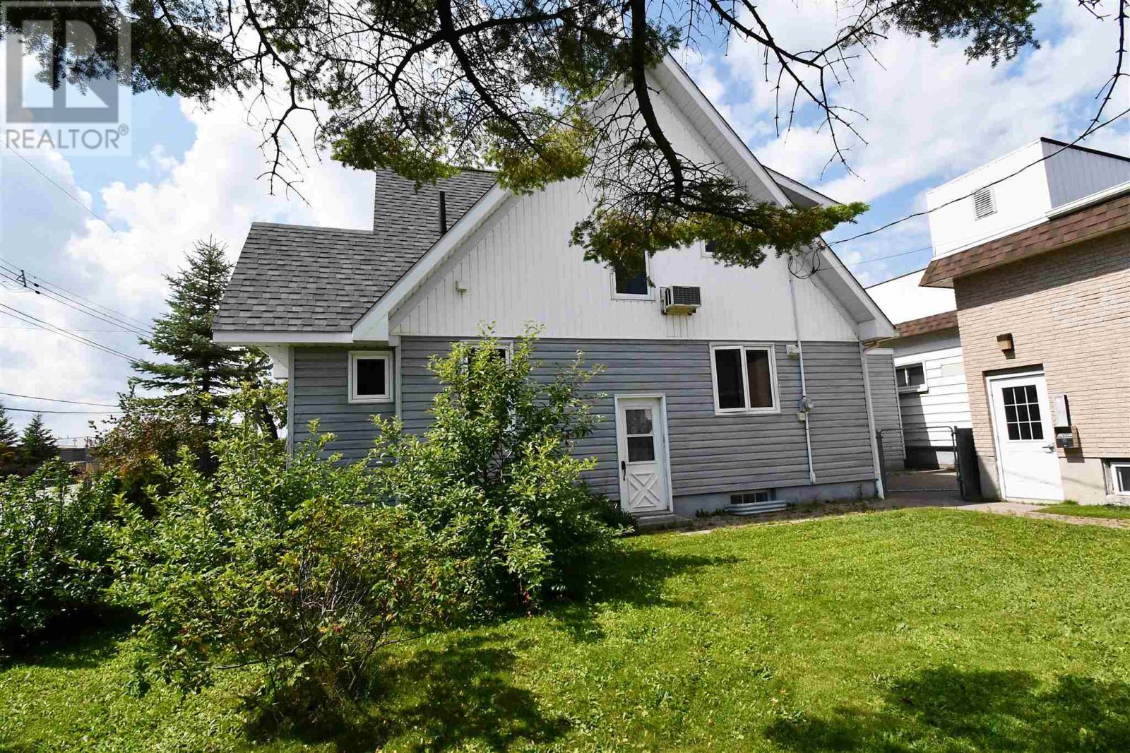 900 Prince St, Hearst, Ontario  P0L 1N0 - Photo 4 - SM260125