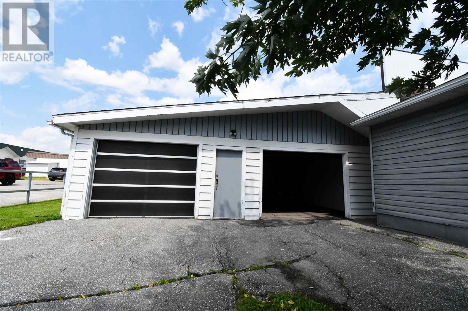 900 Prince St, Hearst, Ontario  P0L 1N0 - Photo 8 - SM260125