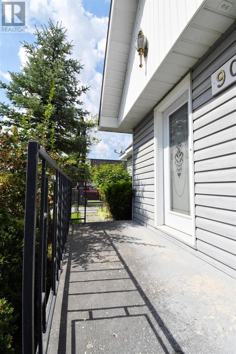 900 Prince St, Hearst, Ontario  P0L 1N0 - Photo 9 - SM260125