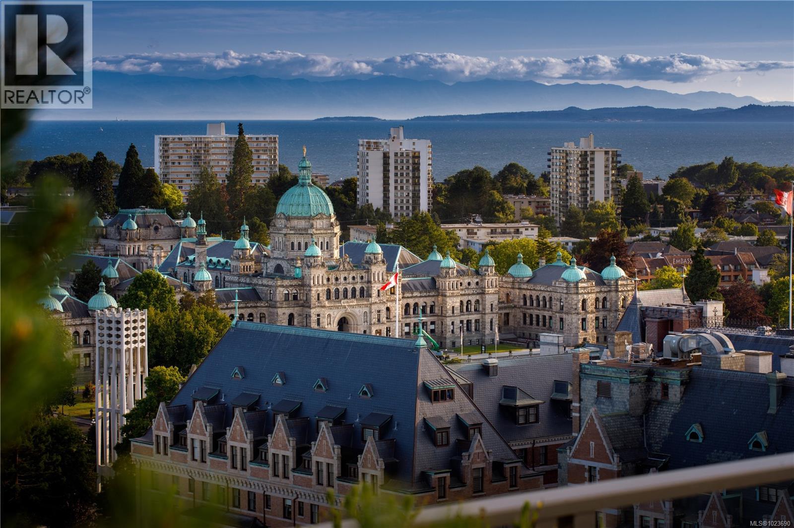 1406 707 Courtney St, Victoria, British Columbia V8W 0A9 - Photo 2 - 1023690