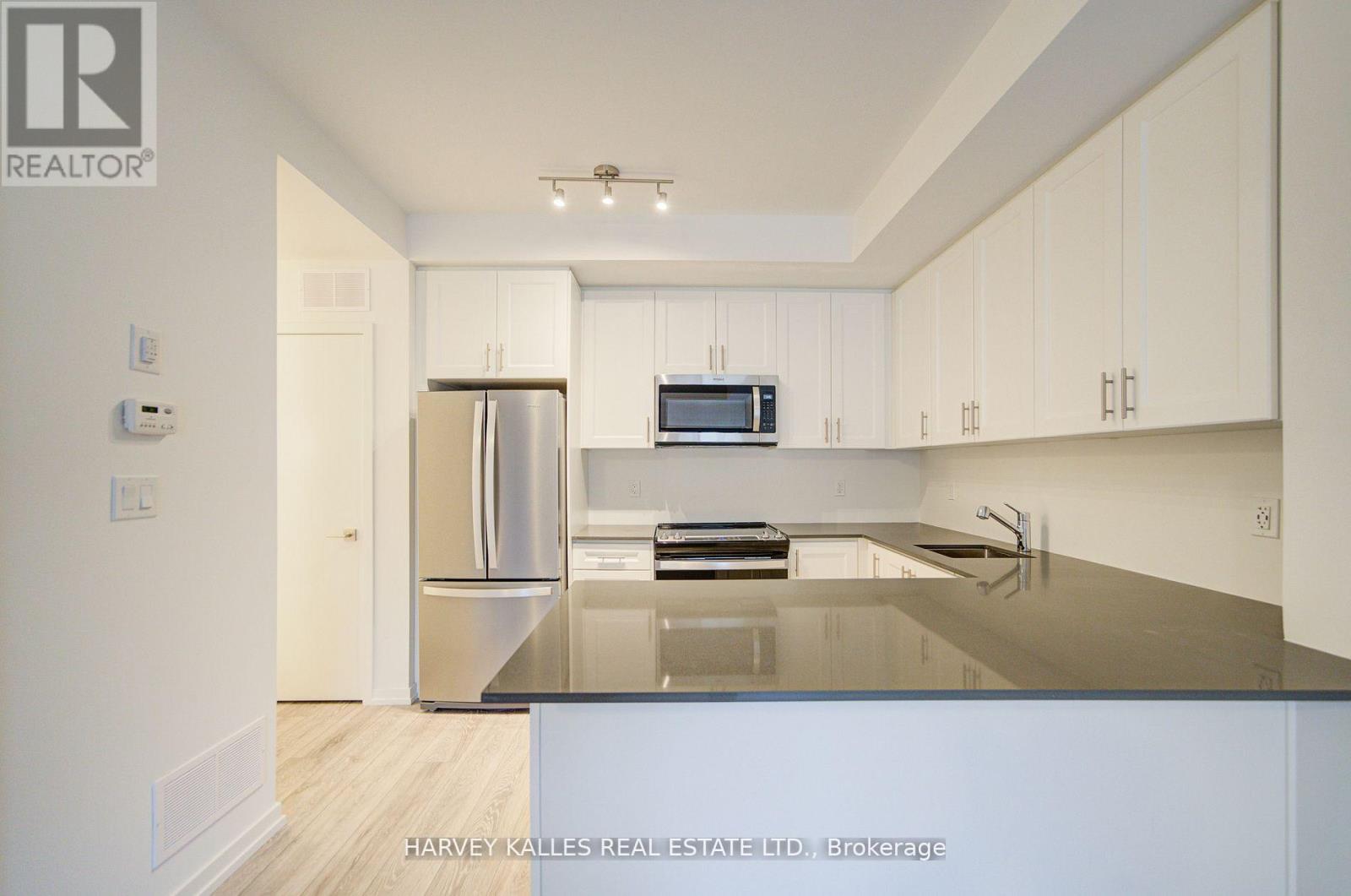 28 - 18 Lytham Green Circle, Newmarket, Ontario  L3Y 0H4 - Photo 10 - N12728618