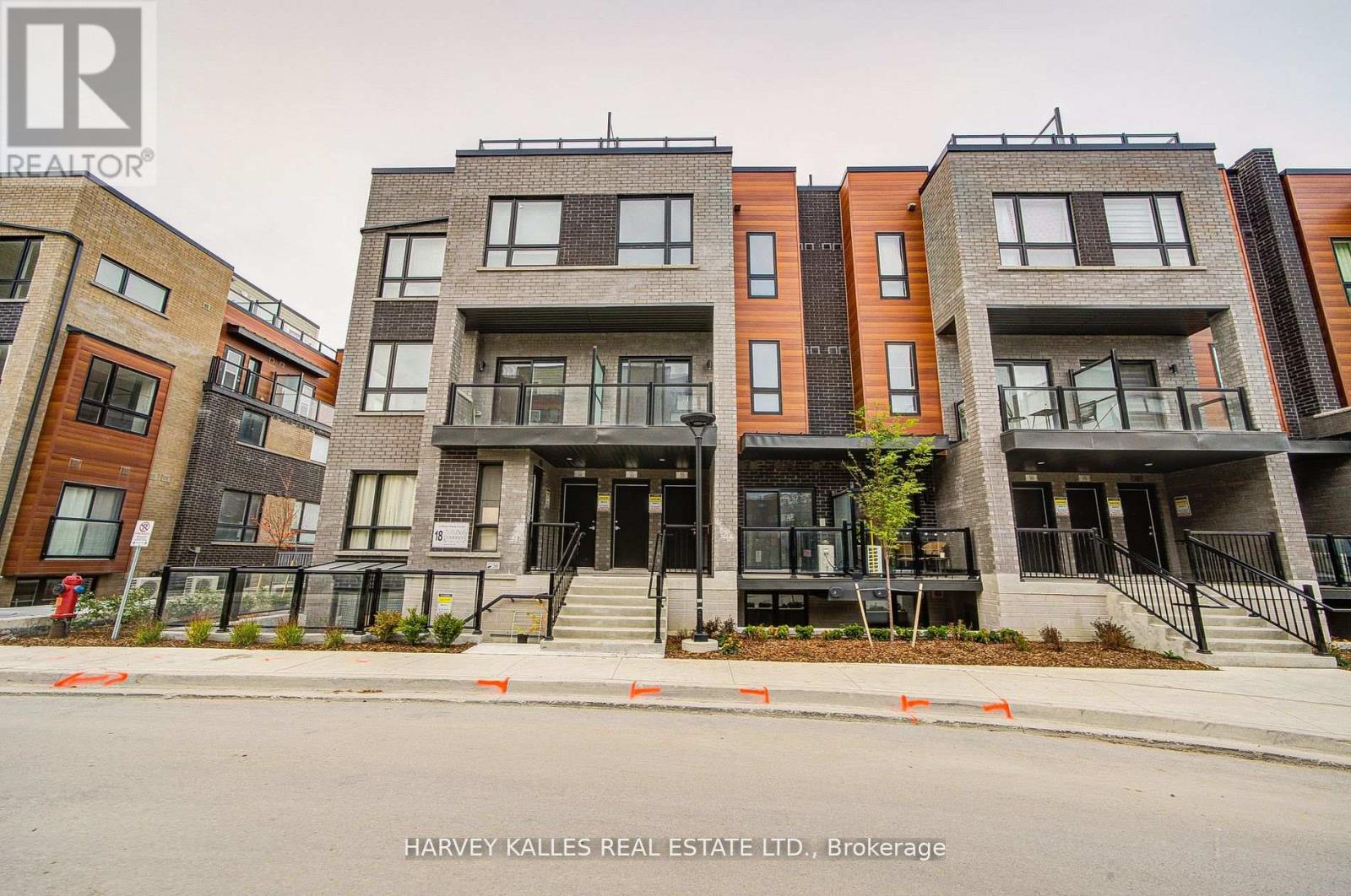 28 - 18 Lytham Green Circle, Newmarket, Ontario  L3Y 0H4 - Photo 3 - N12728618