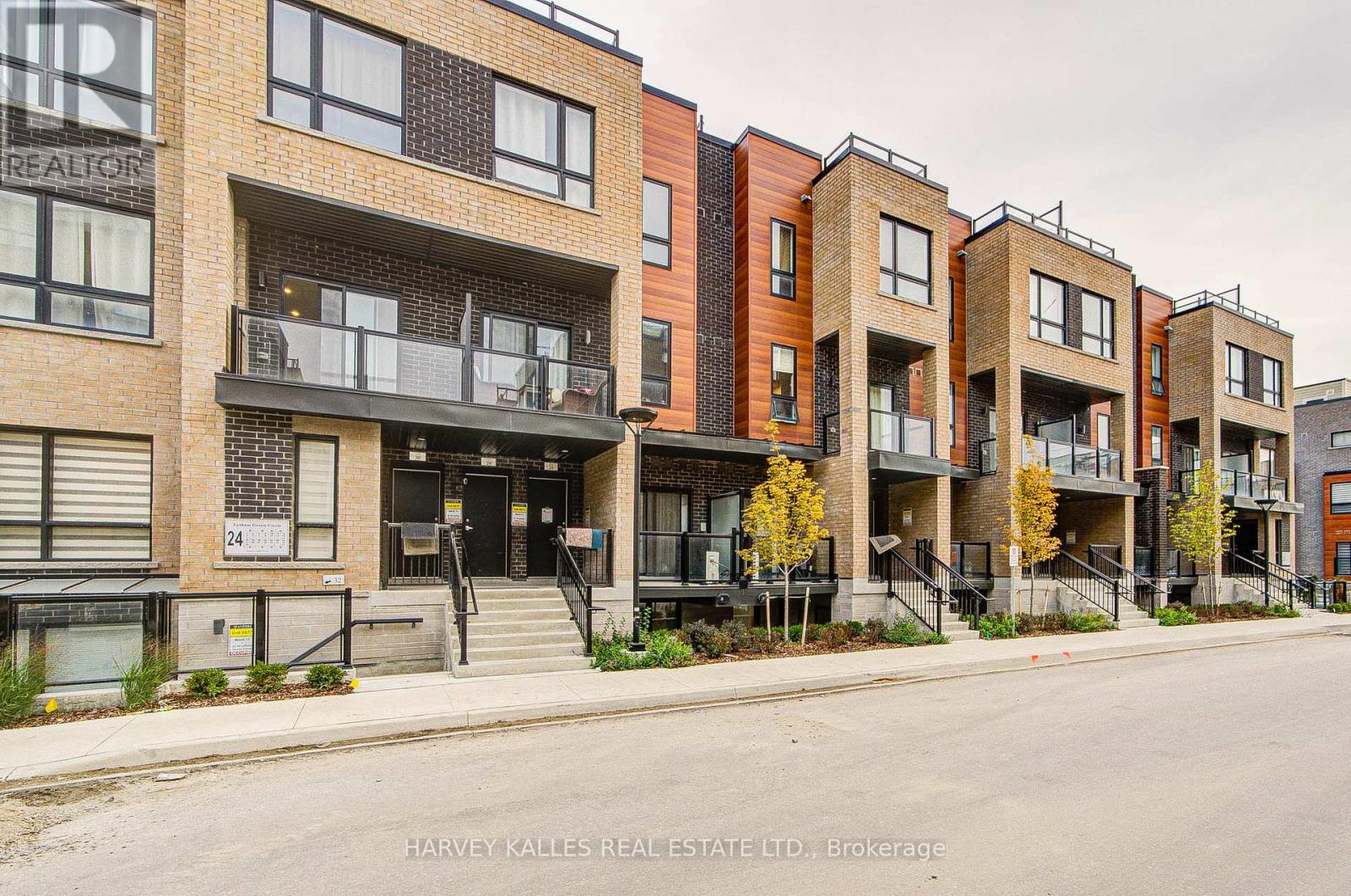 16 - 24 LYTHAM GREEN CIRCLE, Newmarket, Ontario