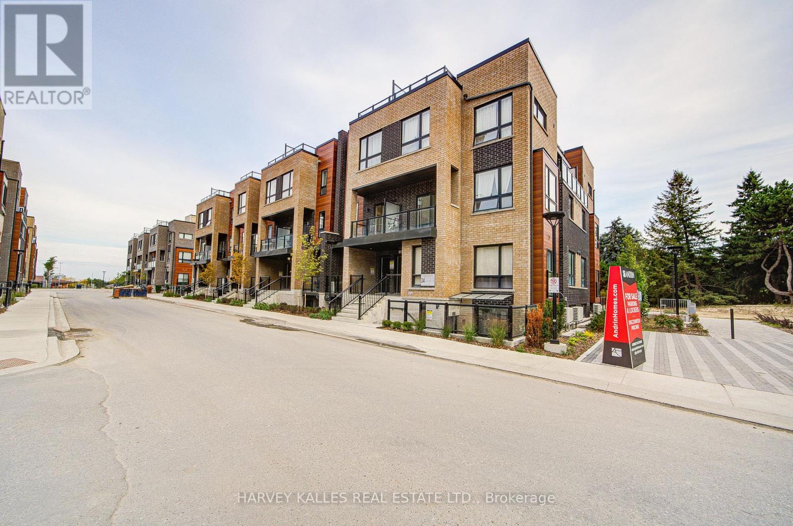 16 - 24 Lytham Green Circle, Newmarket, Ontario  L3Y 0H4 - Photo 2 - N12728656