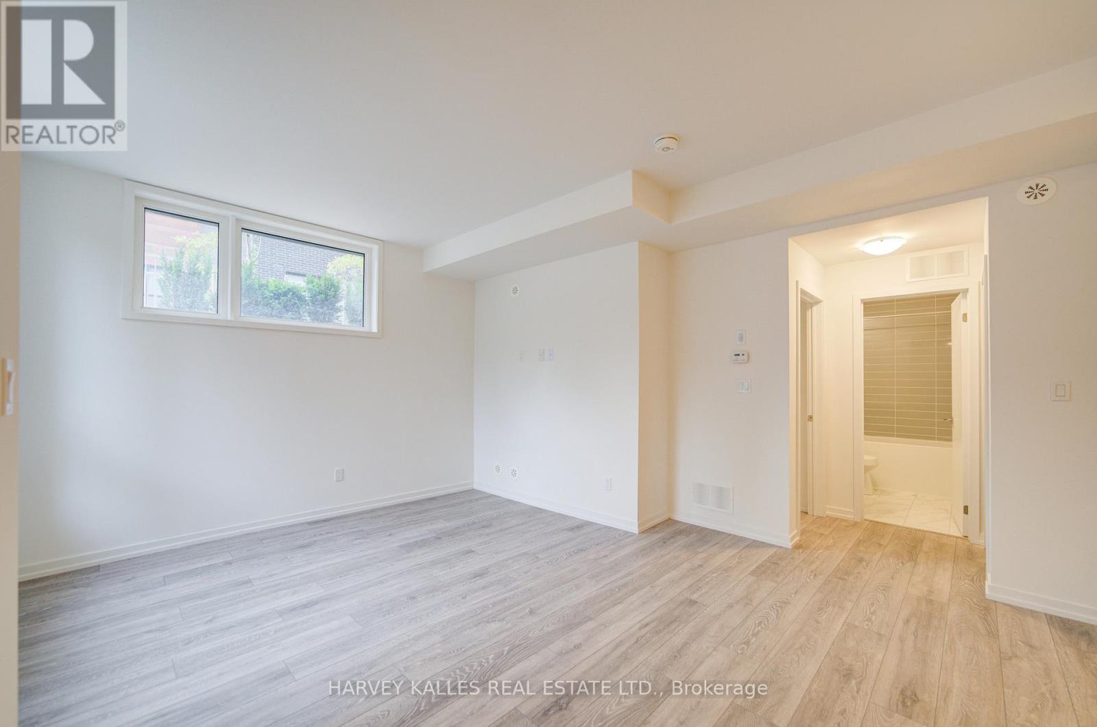 16 - 24 Lytham Green Circle, Newmarket, Ontario  L3Y 0H4 - Photo 7 - N12728656