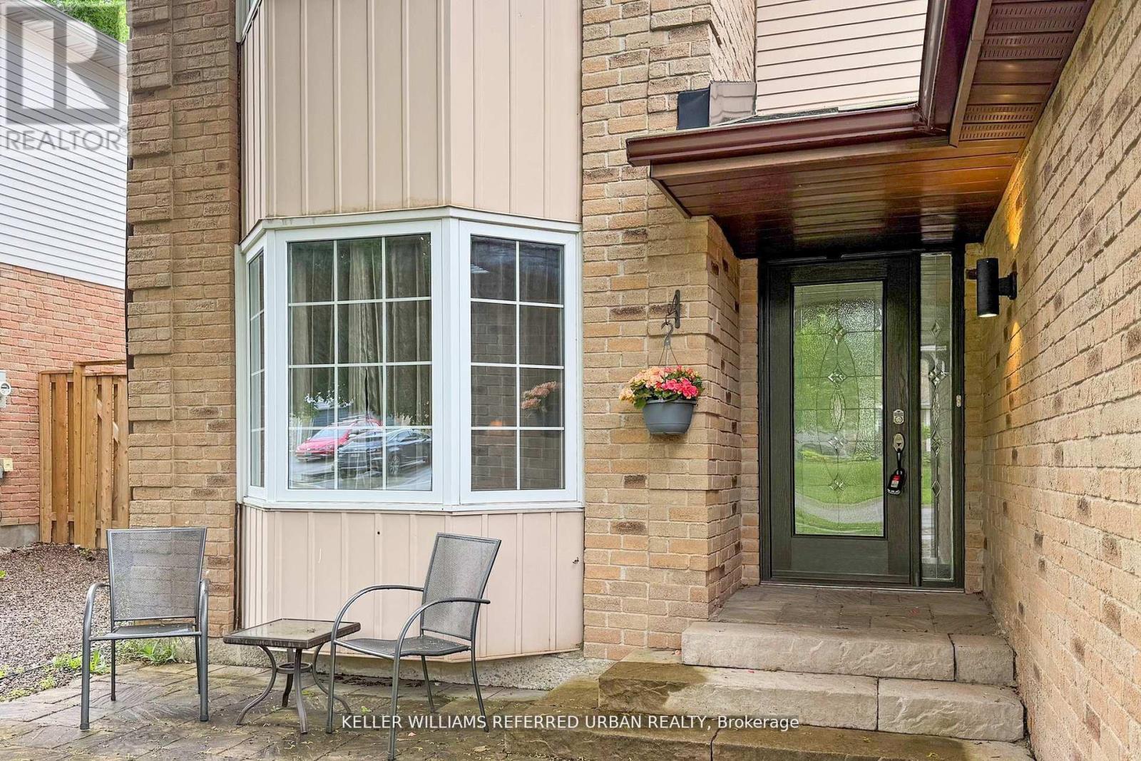 158 Walton Drive, Aurora, Ontario  L4G 3R8 - Photo 2 - N12728722